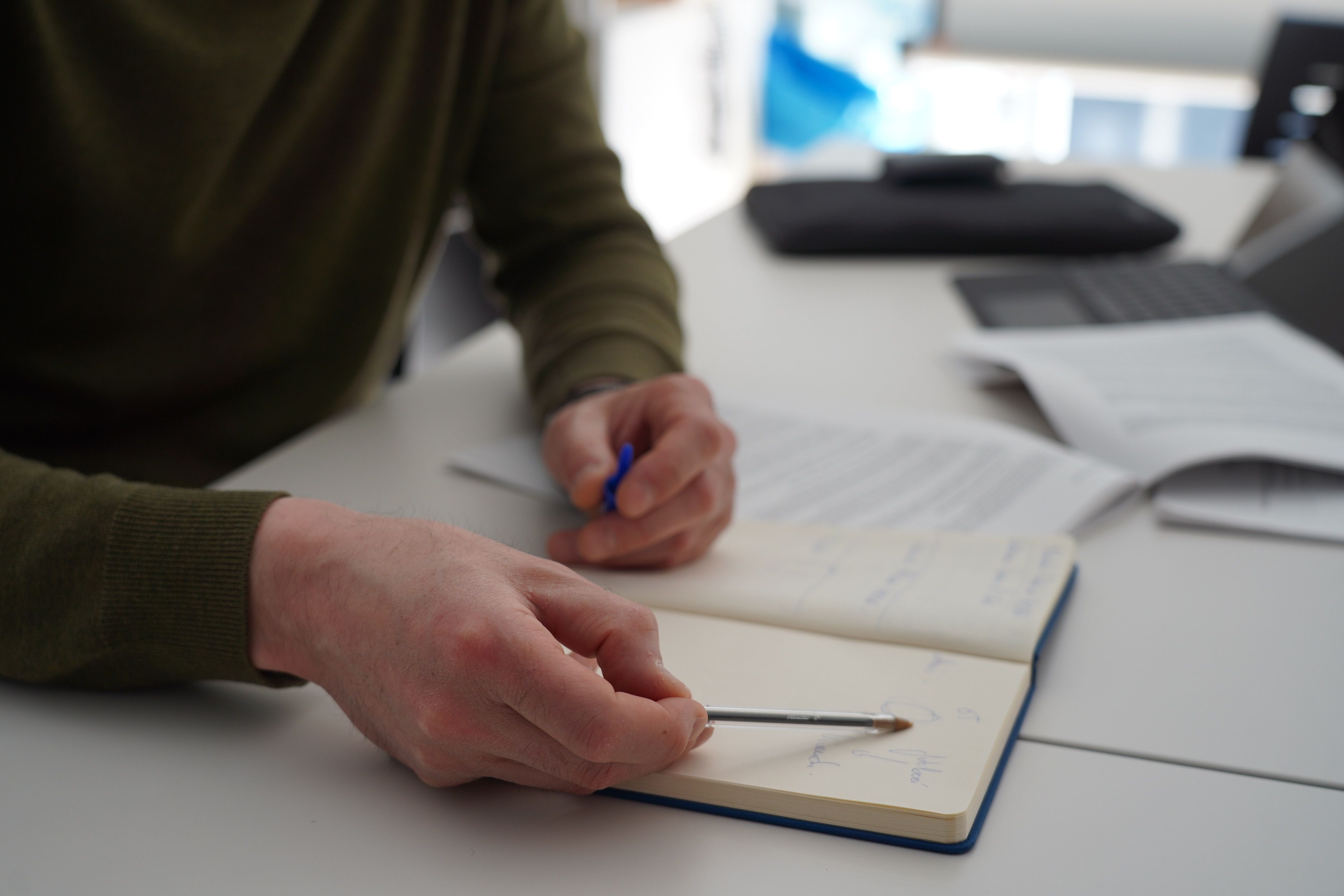 L'esquema entre pensions, habitatge i salaris.