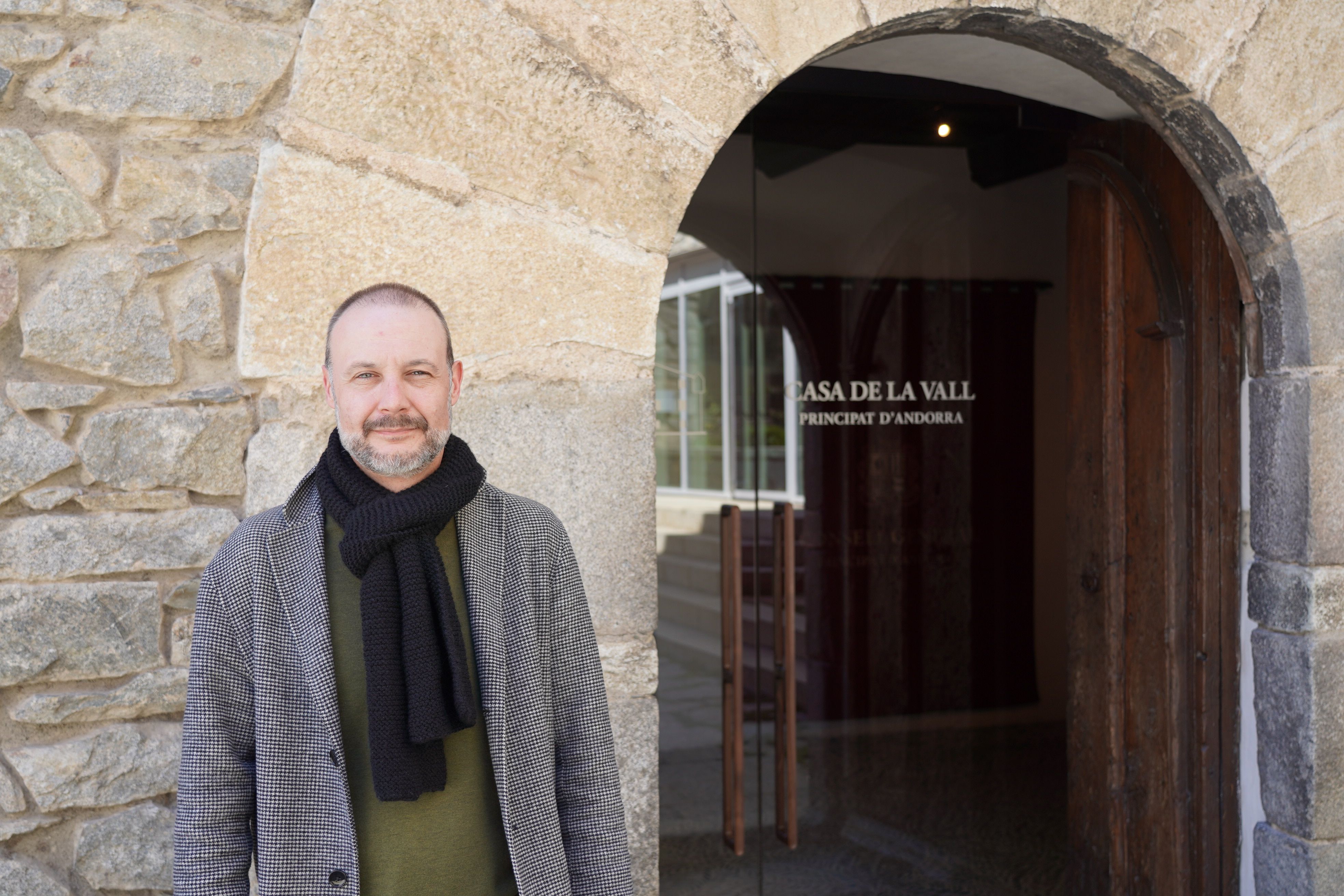 Casadevall, a la porta de Casa de la Vall.