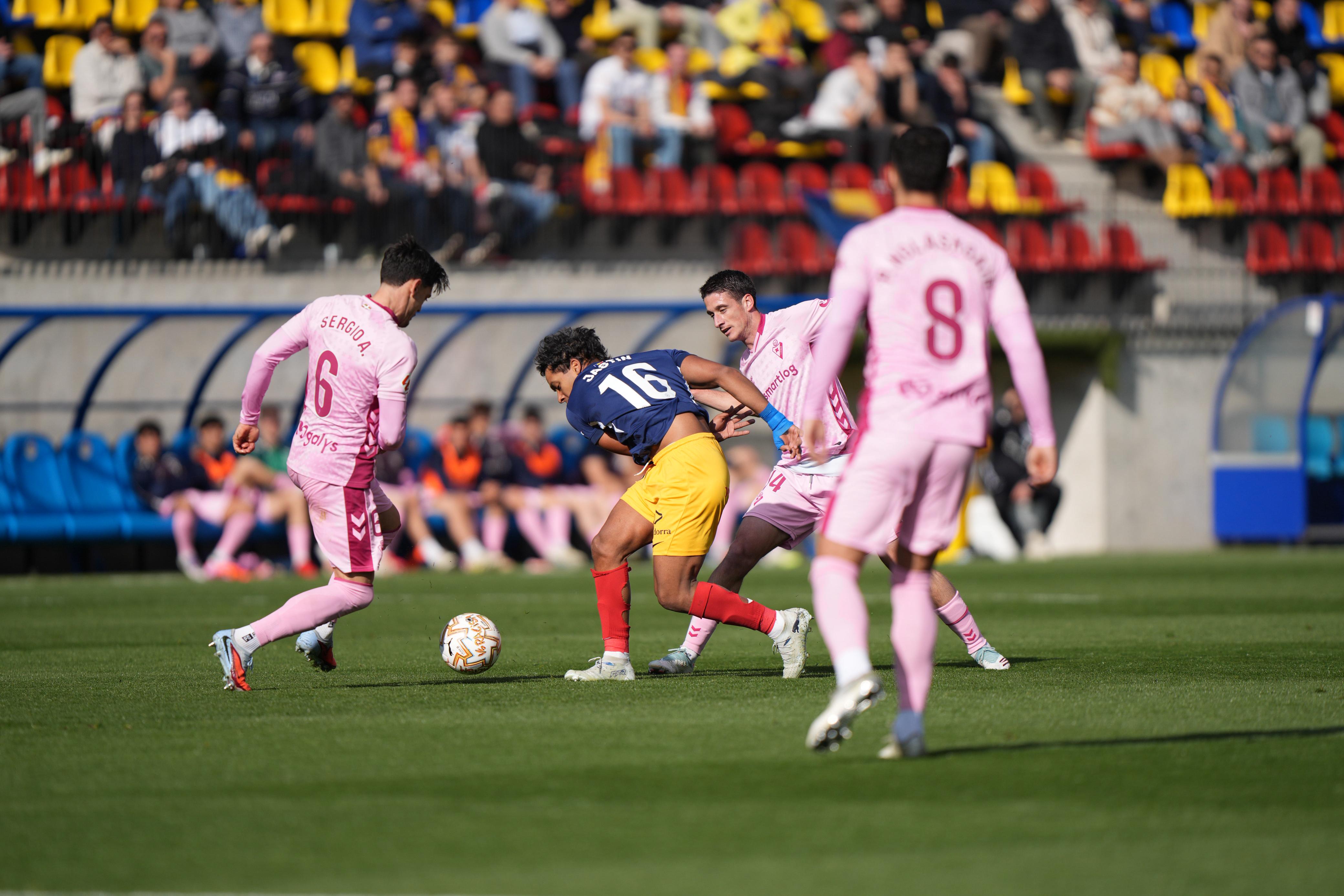 A Jastin li ha costat desfer-se de la defensa imponent de l'Eibar. A Jastin li ha costat desfer-se de la defensa imponent de l'Eibar.