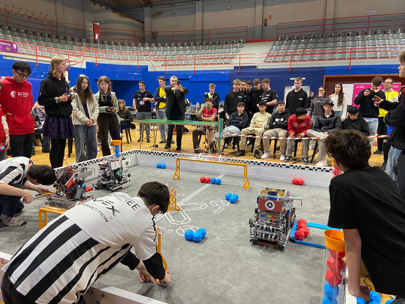 Els àrbitres posen en marxa una de les finals que s'ha endut Romania. Els àrbitres posen en marxa una de les finals que s'ha endut Romania.