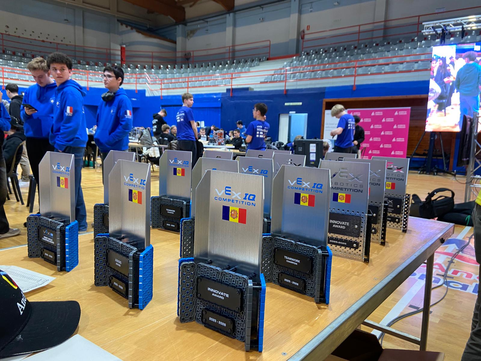Aquests són els trofeus de l’European Open VEX. Aquests són els trofeus de l’European Open VEX.