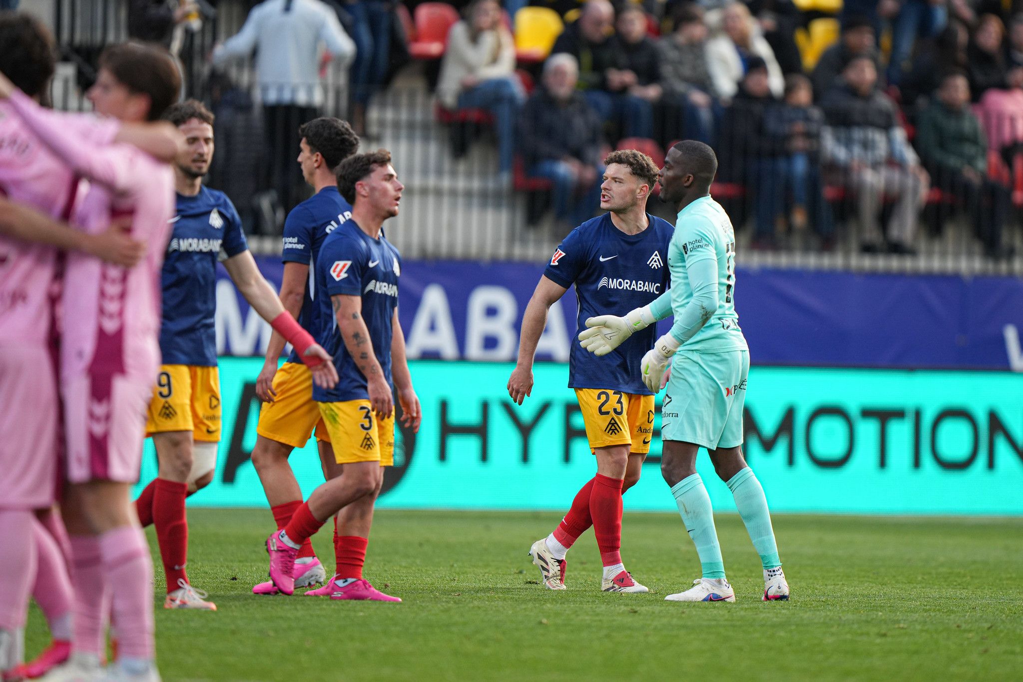 Els jugadors de l'FC Andorra descontents amb el xiulet final del col·legiat Alonso de Ena Wolf. 