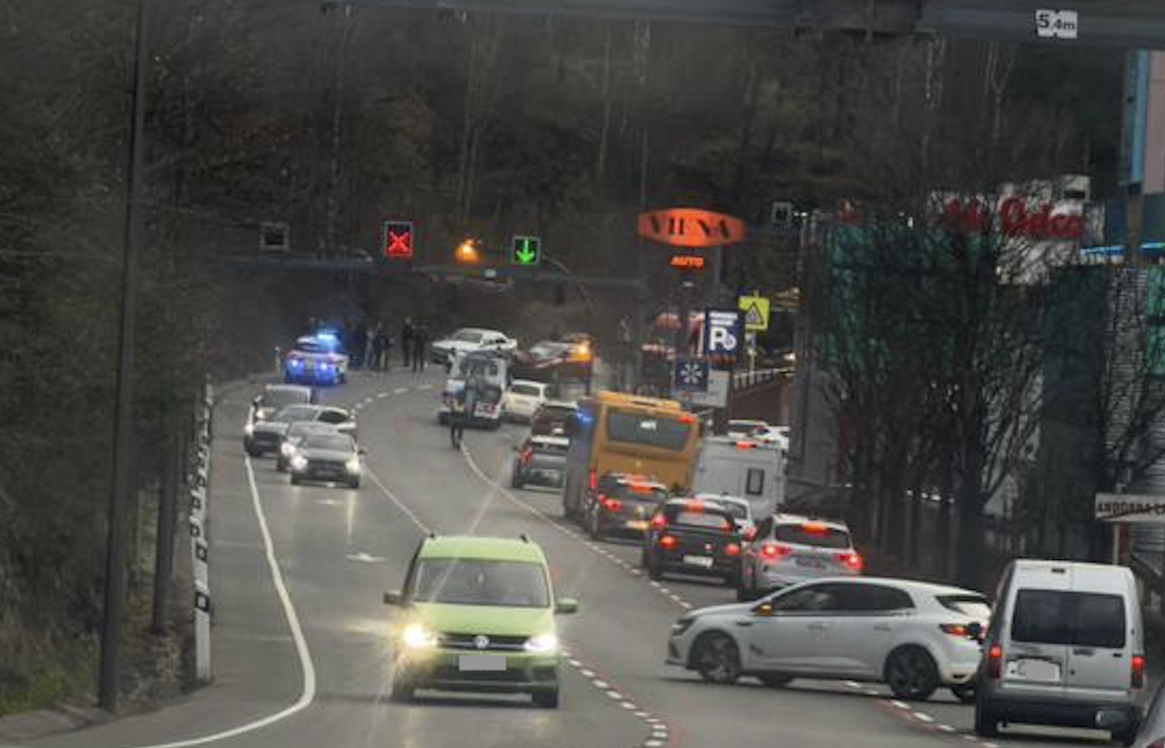 Els cotxes de baixada a l'avinguda Salou, girant cua per indicacions dels agents. Els cotxes de baixada a l'avinguda Salou, girant cua per indicacions dels agents.