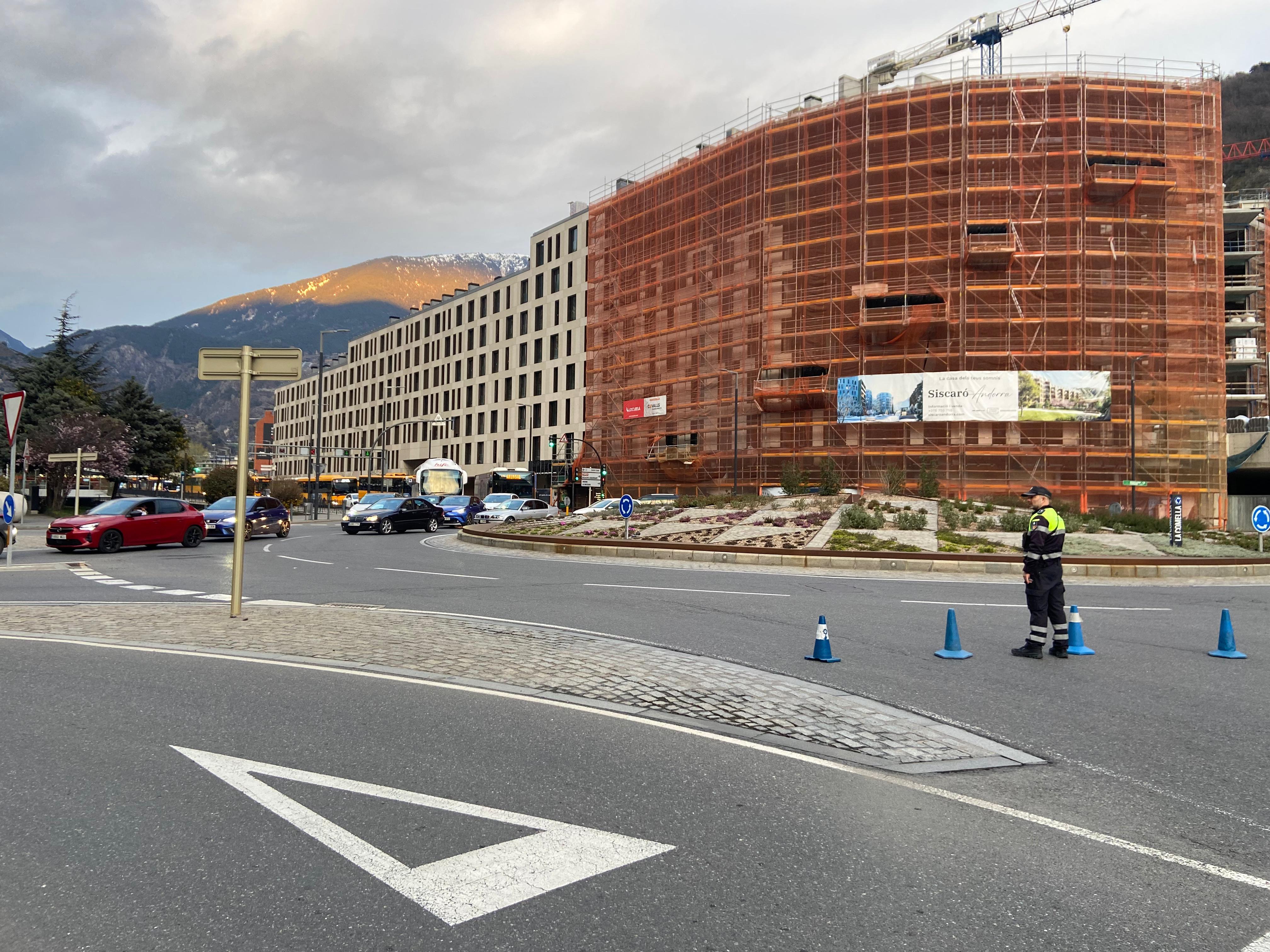 L'agent tallant la carretera a la rotonda de la Comella. L'agent tallant la carretera a la rotonda de la Comella.
