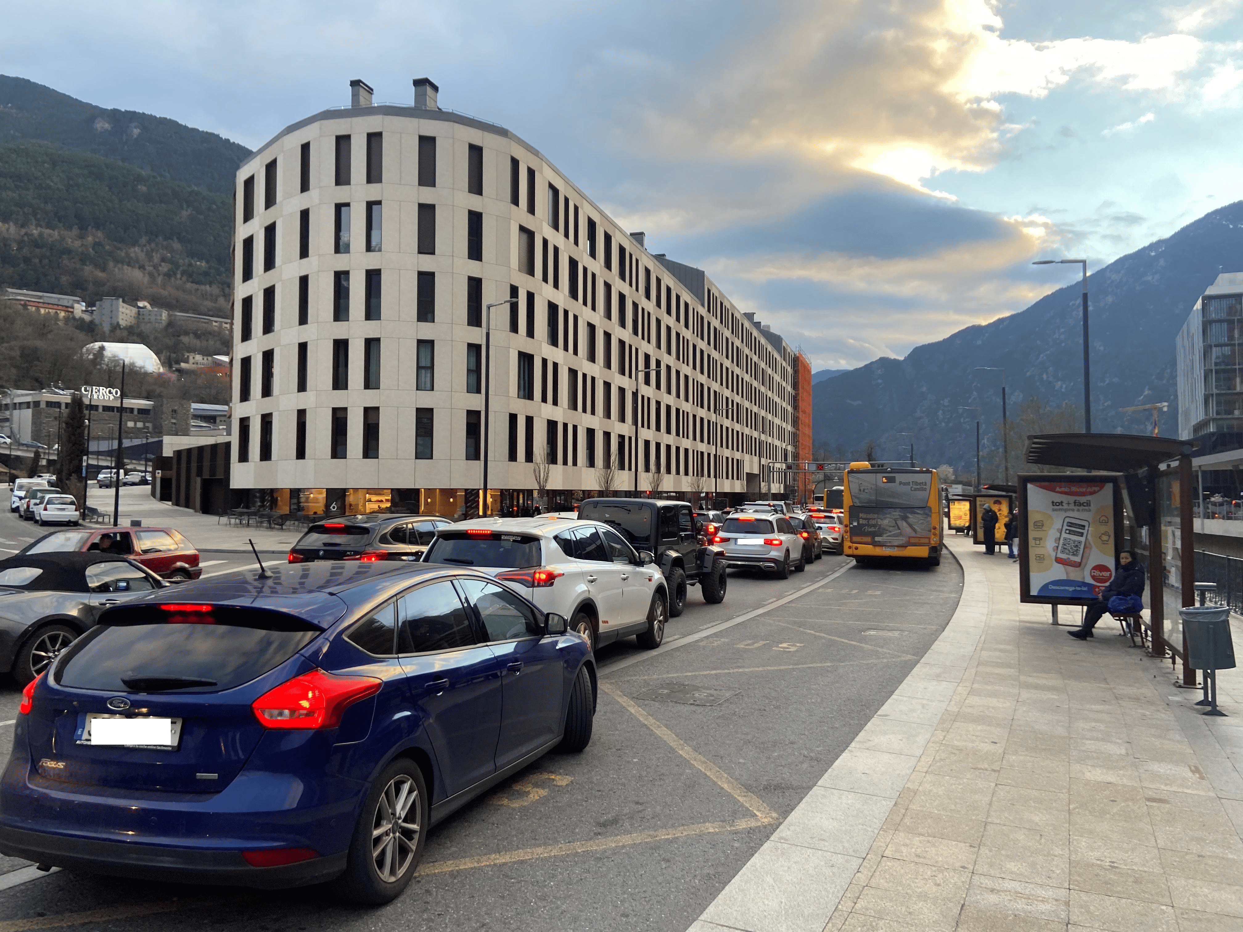 Retencions a l'avinguda de Tarragona Retencions a l'avinguda de Tarragona