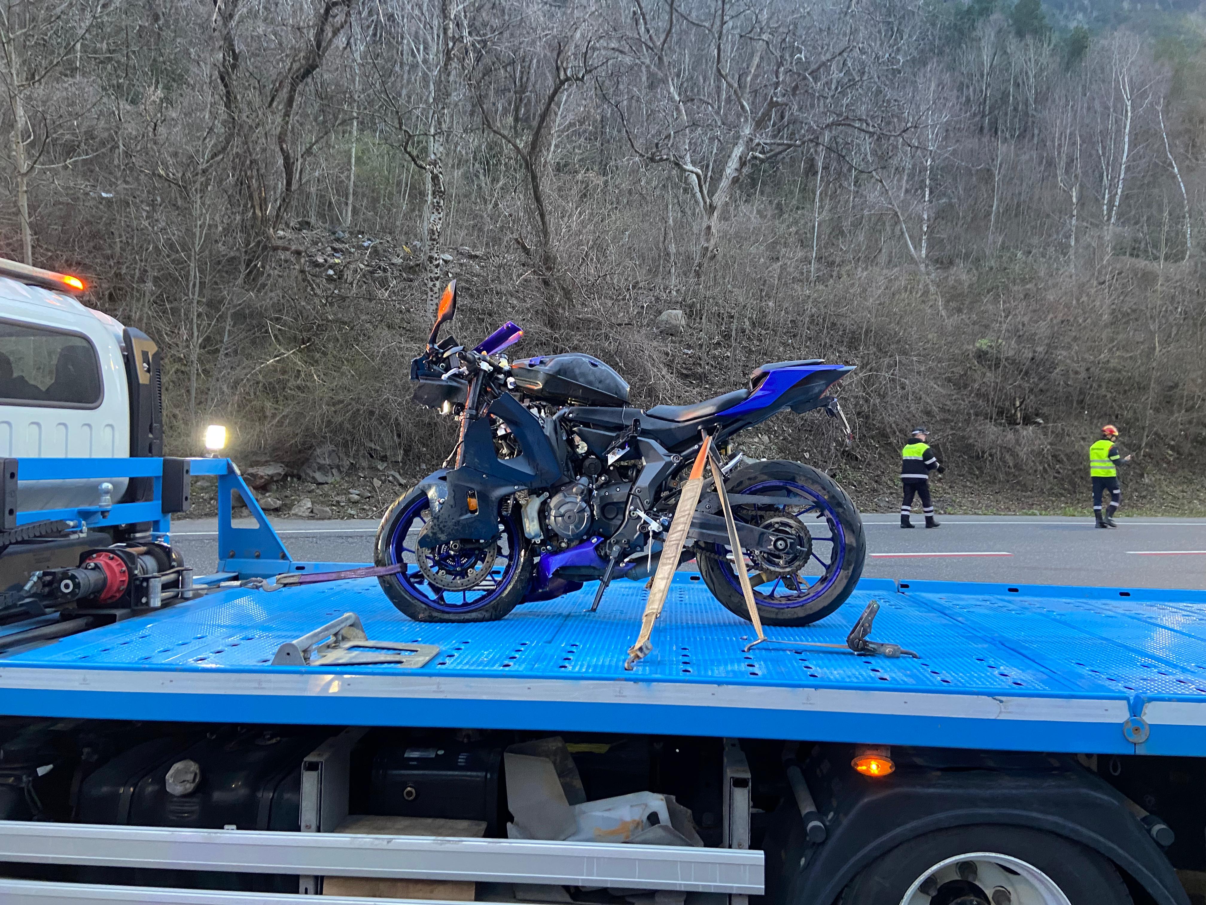 La grua enduent-se la moto implicada en el sinistre. La grua enduent-se la moto implicada en el sinistre.