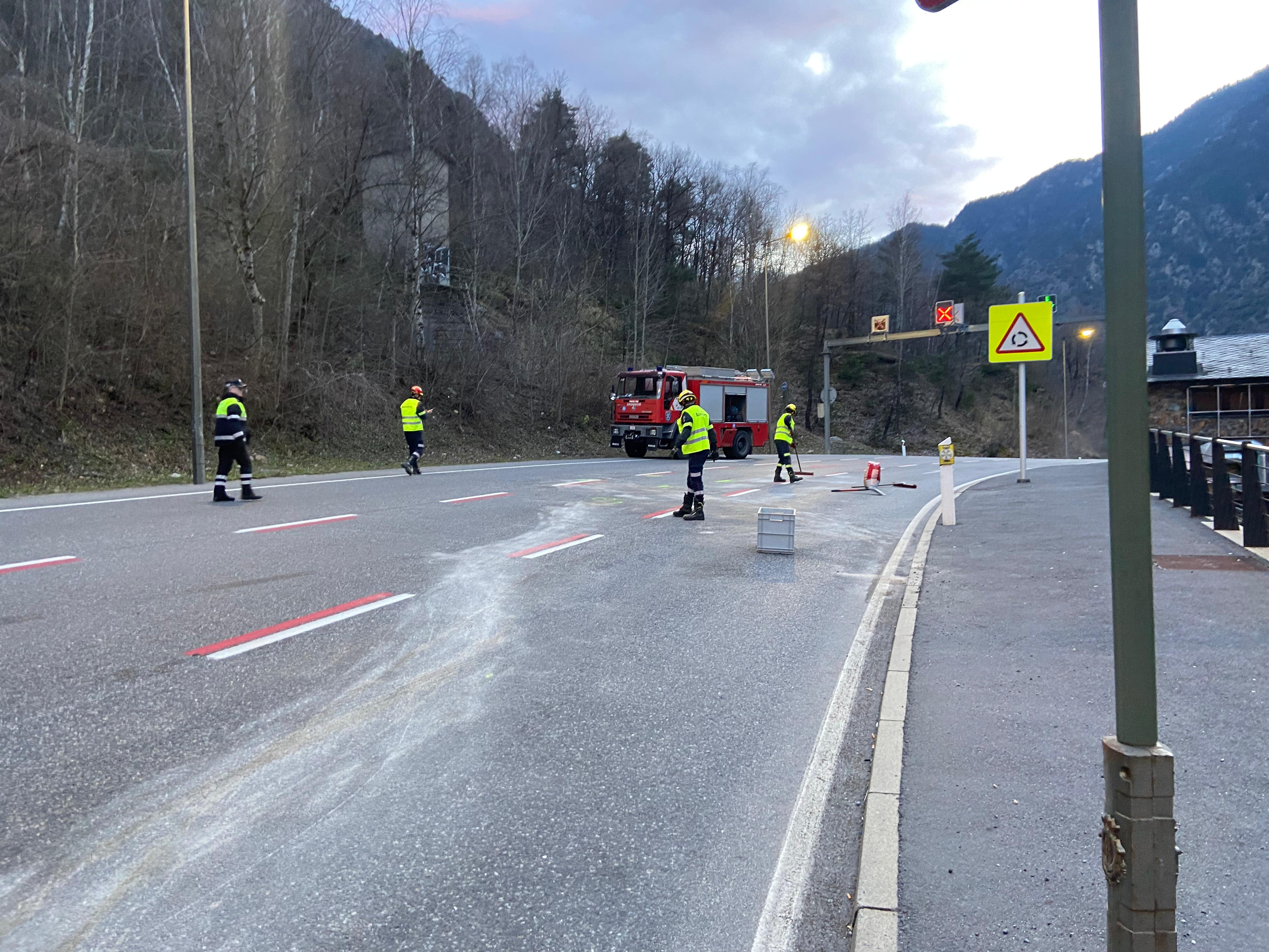 Fins al lloc s'hi han desplaçat la policia, bombers, ambulància i el servei de circulació. Fins al lloc s'hi han desplaçat la policia, bombers, ambulància i el servei de circulació.