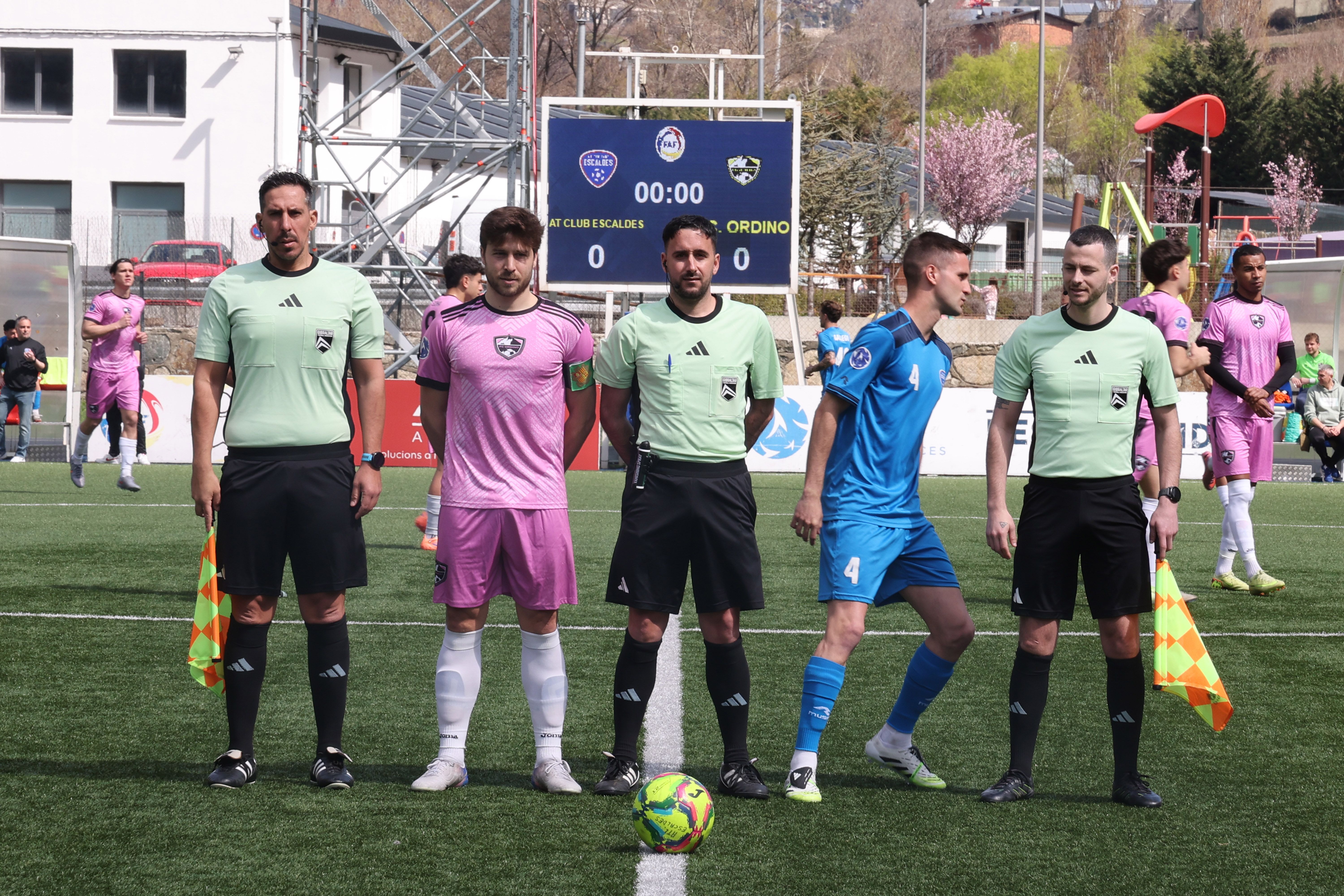 La tripleta arbitral de Gibraltar, al centre d'entrenament de la FAF. La tripleta arbitral de Gibraltar, al centre d'entrenament de la FAF.