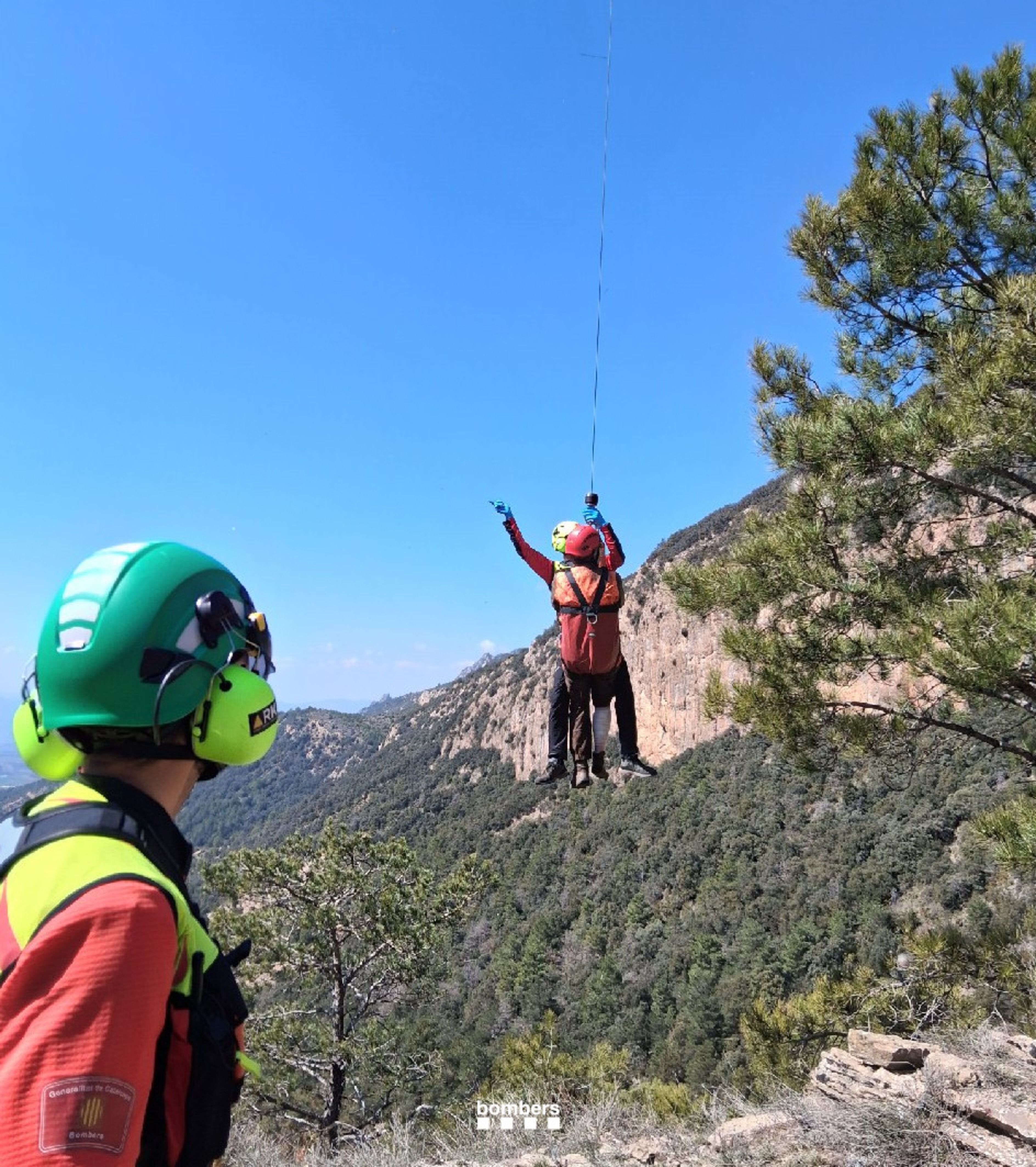 Operació de guatge per treure el caçador de la zona on va ser ferit. Operació de guatge per treure el caçador de la zona on va ser ferit.