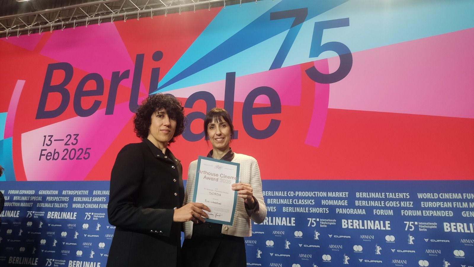 Nuria Muñoz i Eva Libertad recollint un premi a la 75a Berlinale. Nuria Muñoz i Eva Libertad recollint un premi a la 75a Berlinale.