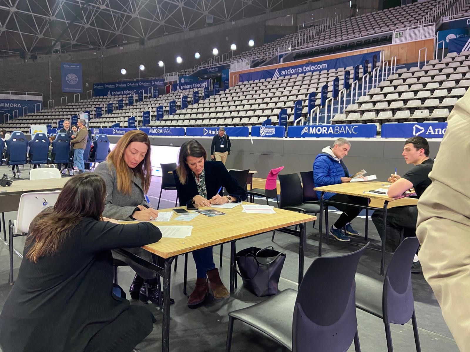 La ministra Helena Mas i la secretària d'Estat, Cristina Pérez, omplint el formulari d'inscripció. La ministra Helena Mas i la secretària d'Estat, Cristina Pérez, omplint el formulari d'inscripció.