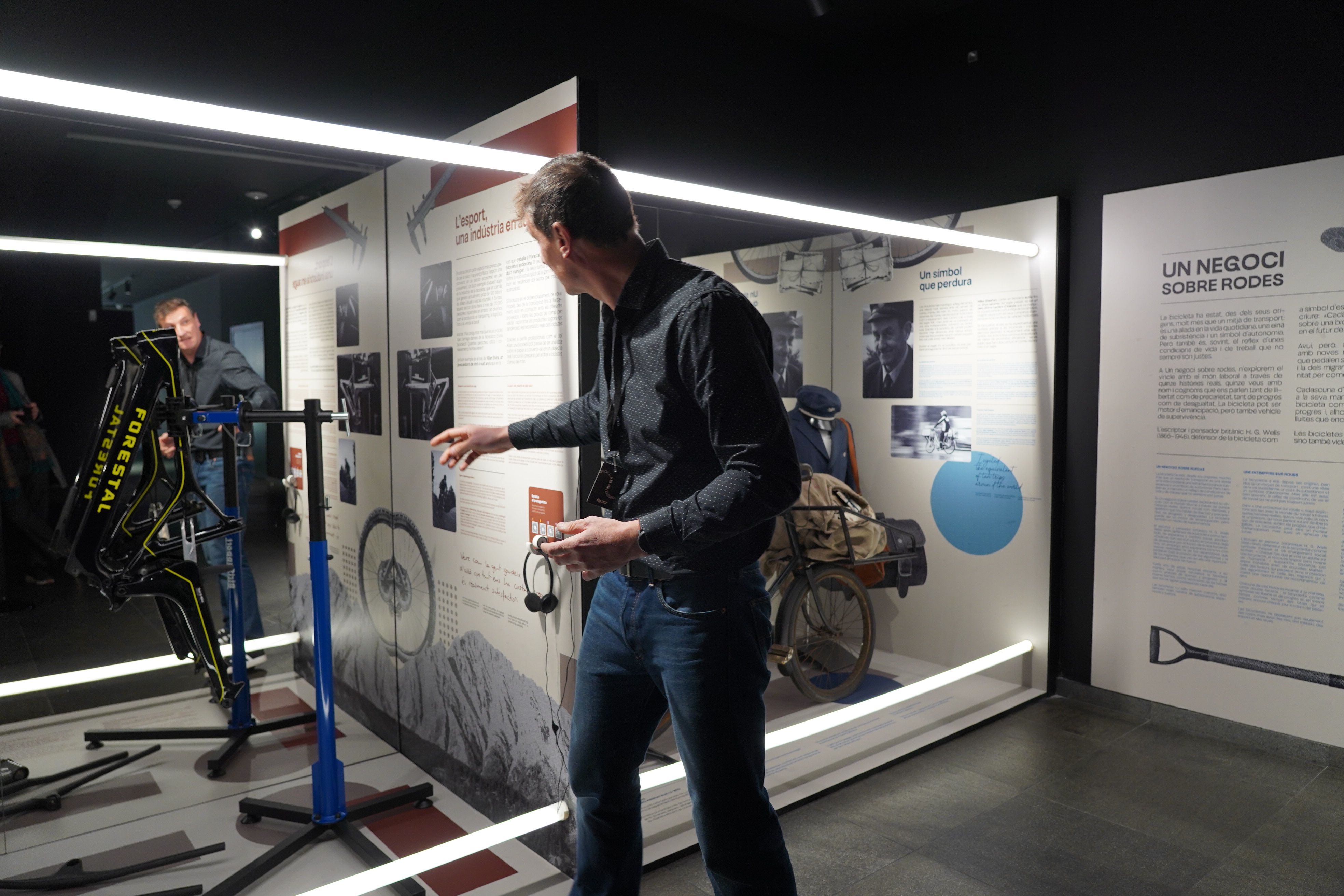 El cap d'àrea del BiciLab, Eduard Tarrés, explicant l'exposició