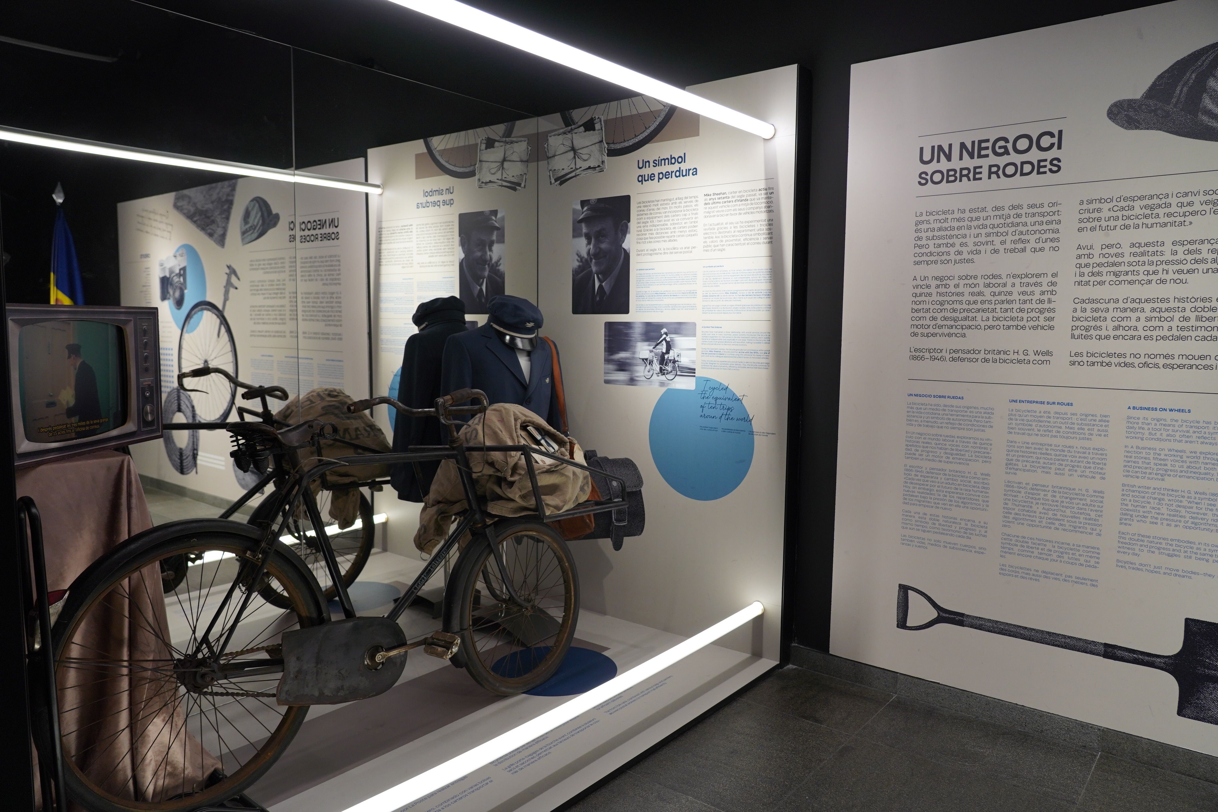 L'expositor d'en Mike Sheehan, un dels últims carters d'Irlanda en utilitzar la bicicleta.