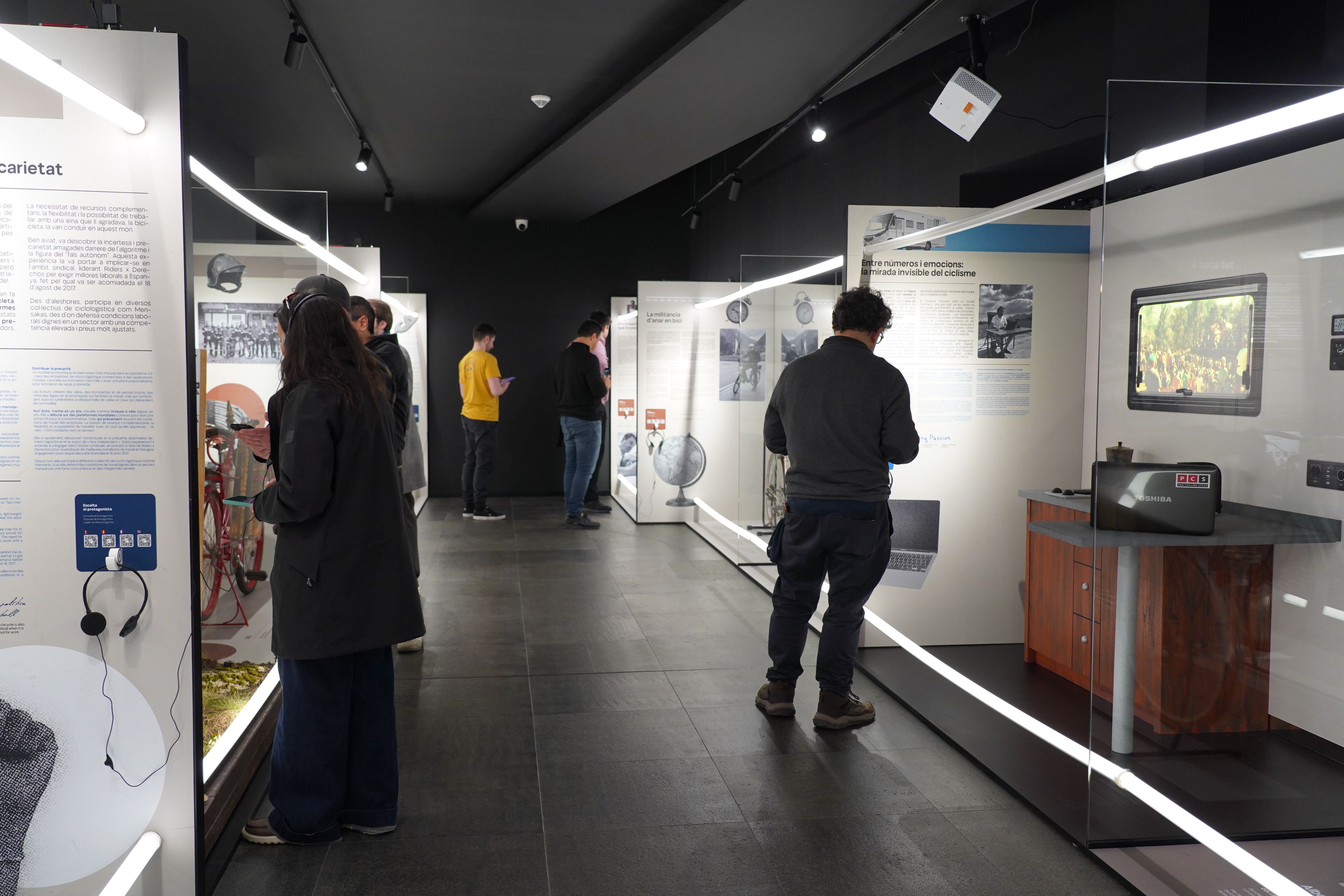 Visitants durant la inauguració de l'exposició.