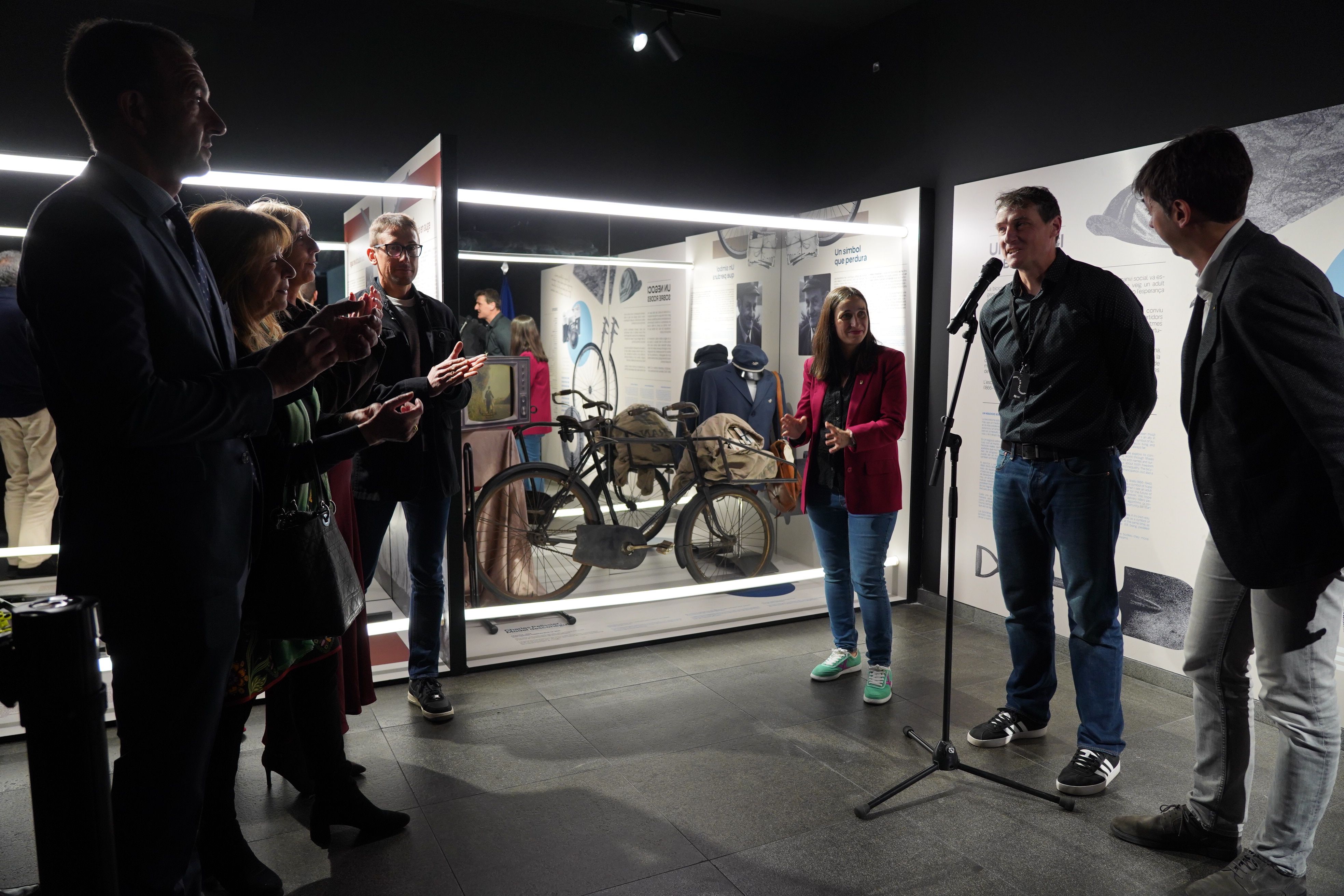 Les autoritats escoltant al cap d'àrea.