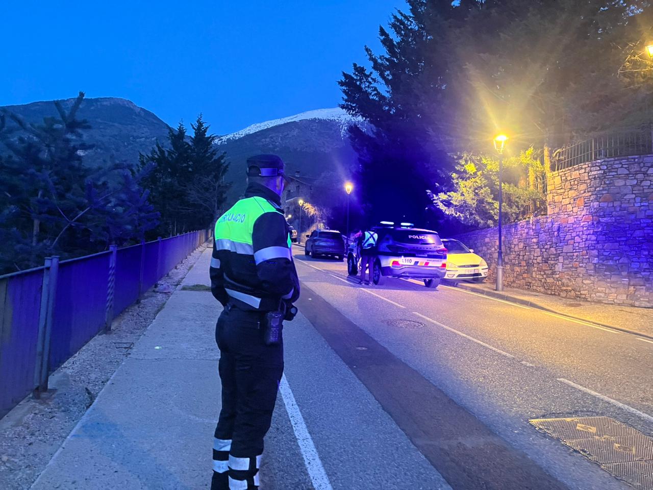 El cotxe policial que té controlat un dels suposats lladres, a Aixirivall.