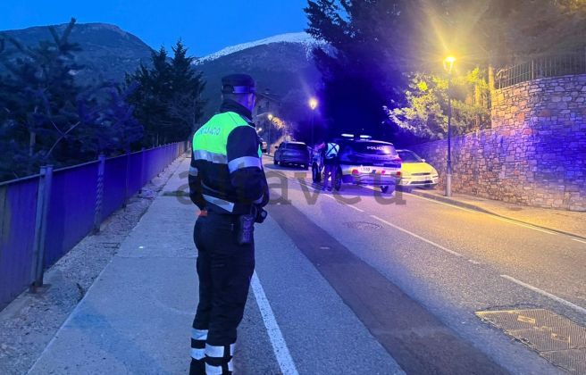 El cotxe policial que té controlat un dels suposats lladres, a Aixirivall.