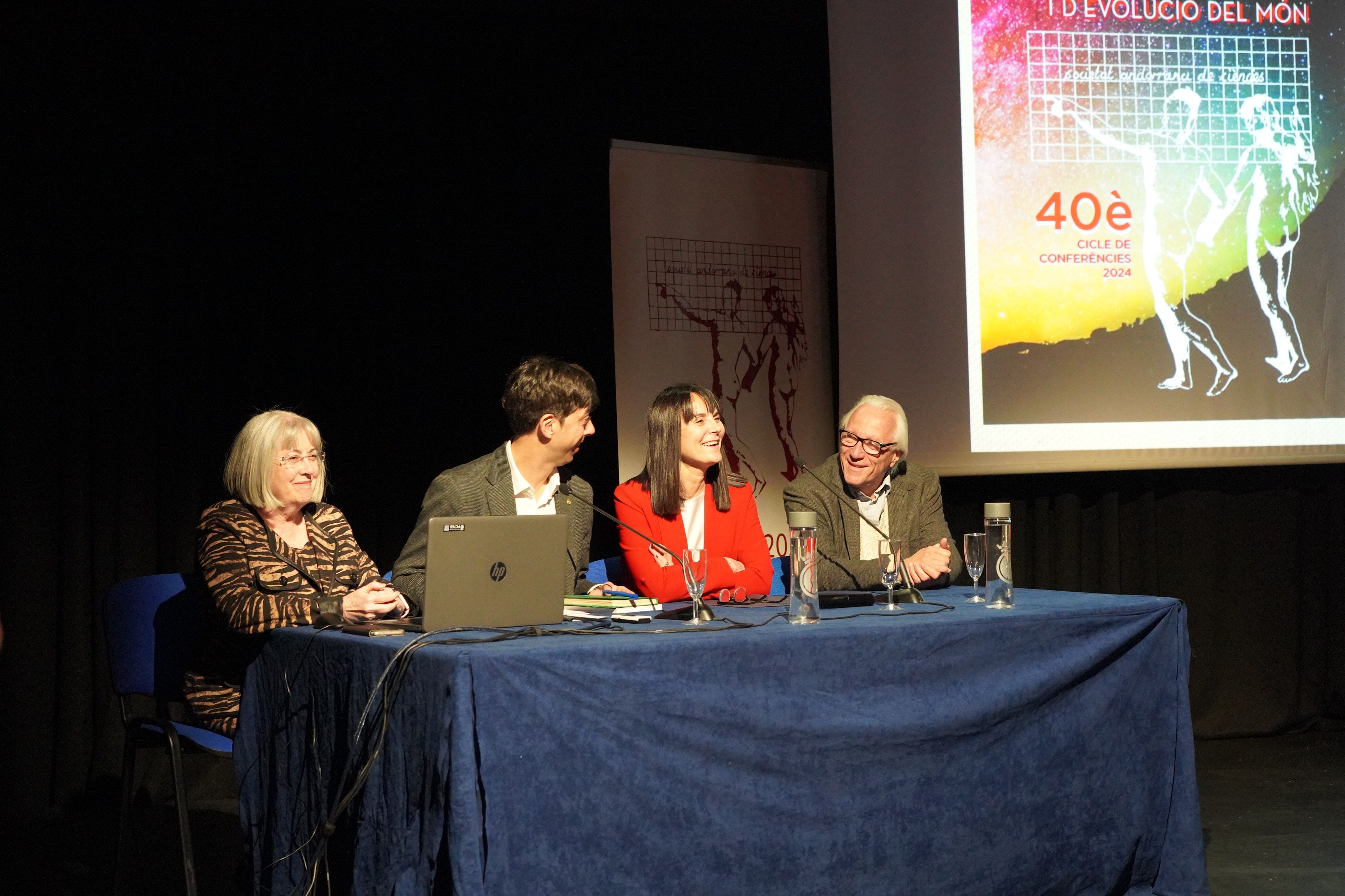 Mach, González, Bonell i Sala durant la presentació de llibre.