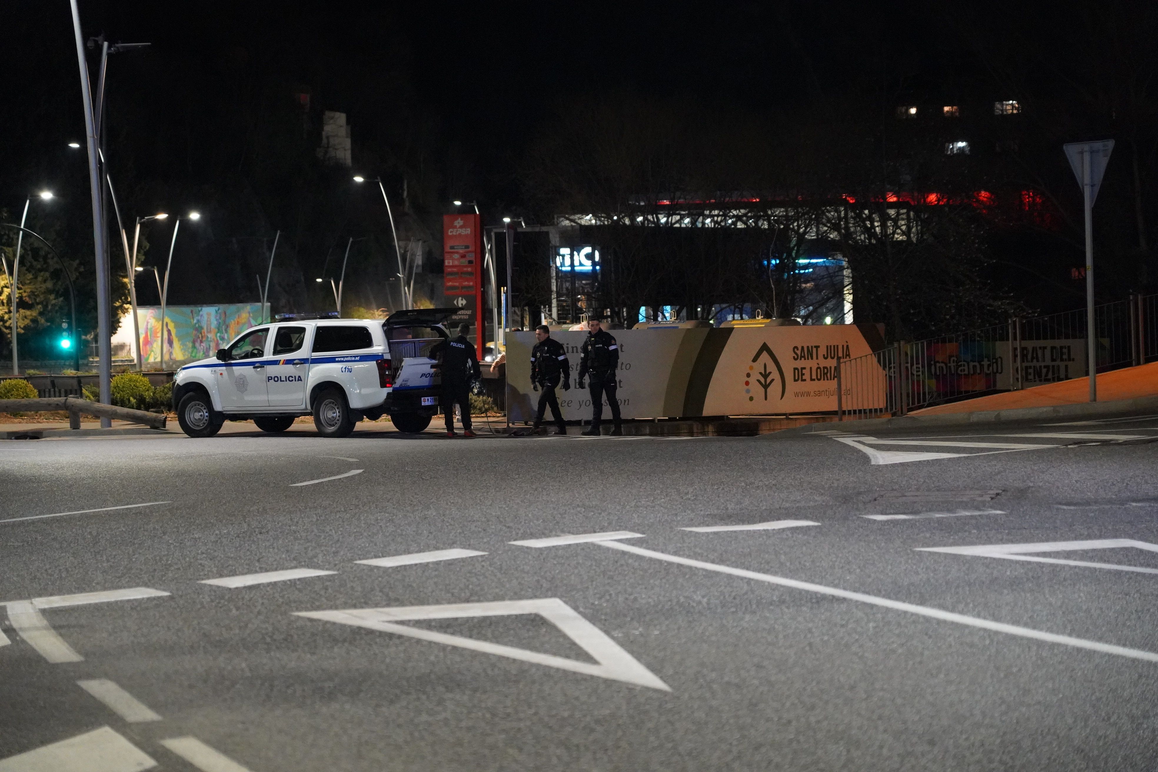 Agents de policia canins a la rotonda de Fontaneda.