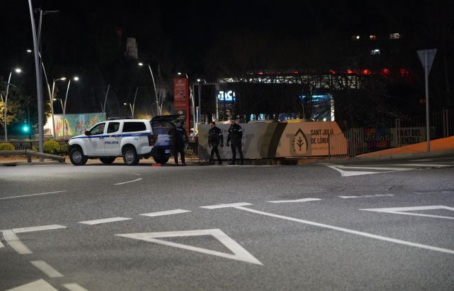 Agents de policia canins a la rotonda de Fontaneda.