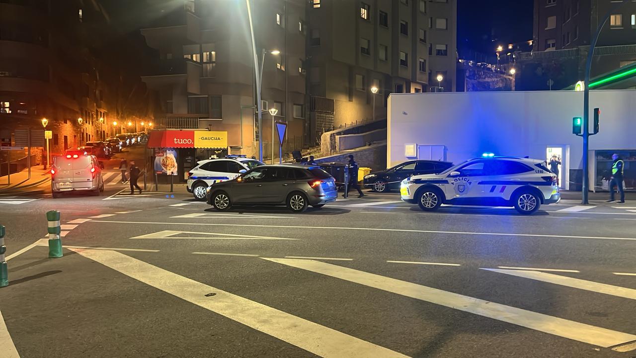 El segon epicentre de la intervenció policial s'ha traslladat al creuament del nou vial lauredià amb la carretera de Fontaneda.