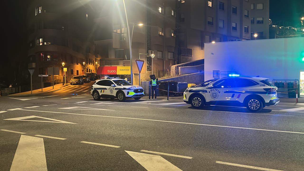 Cotxes de policia on hi va haver la segona de les detencions.