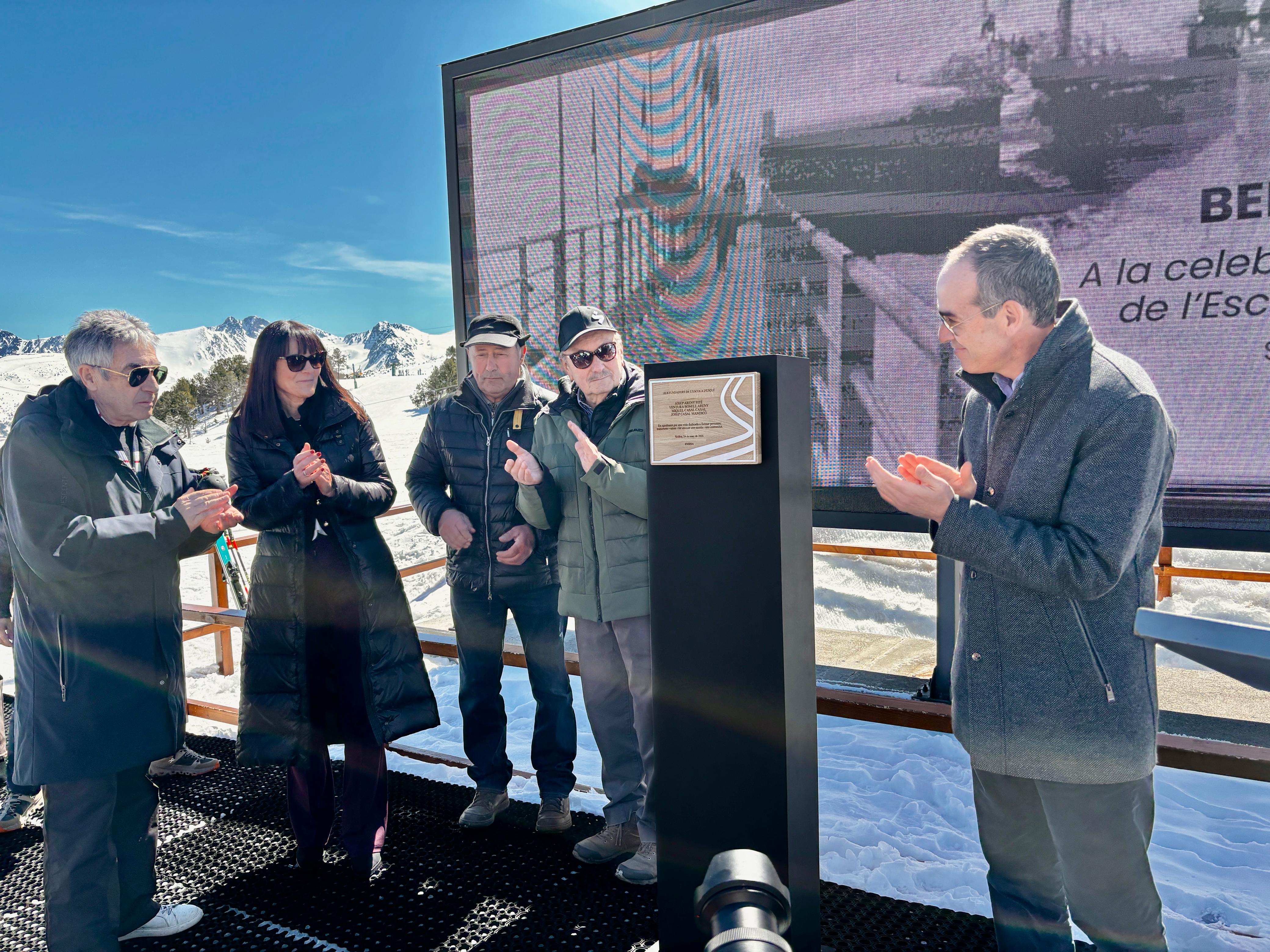 Els quatre homenatjats (Mònica Bonell en representació del seu pare, difunt) i el cònsol de Canillo, Jordi Alcobé, observen el monòlit.
