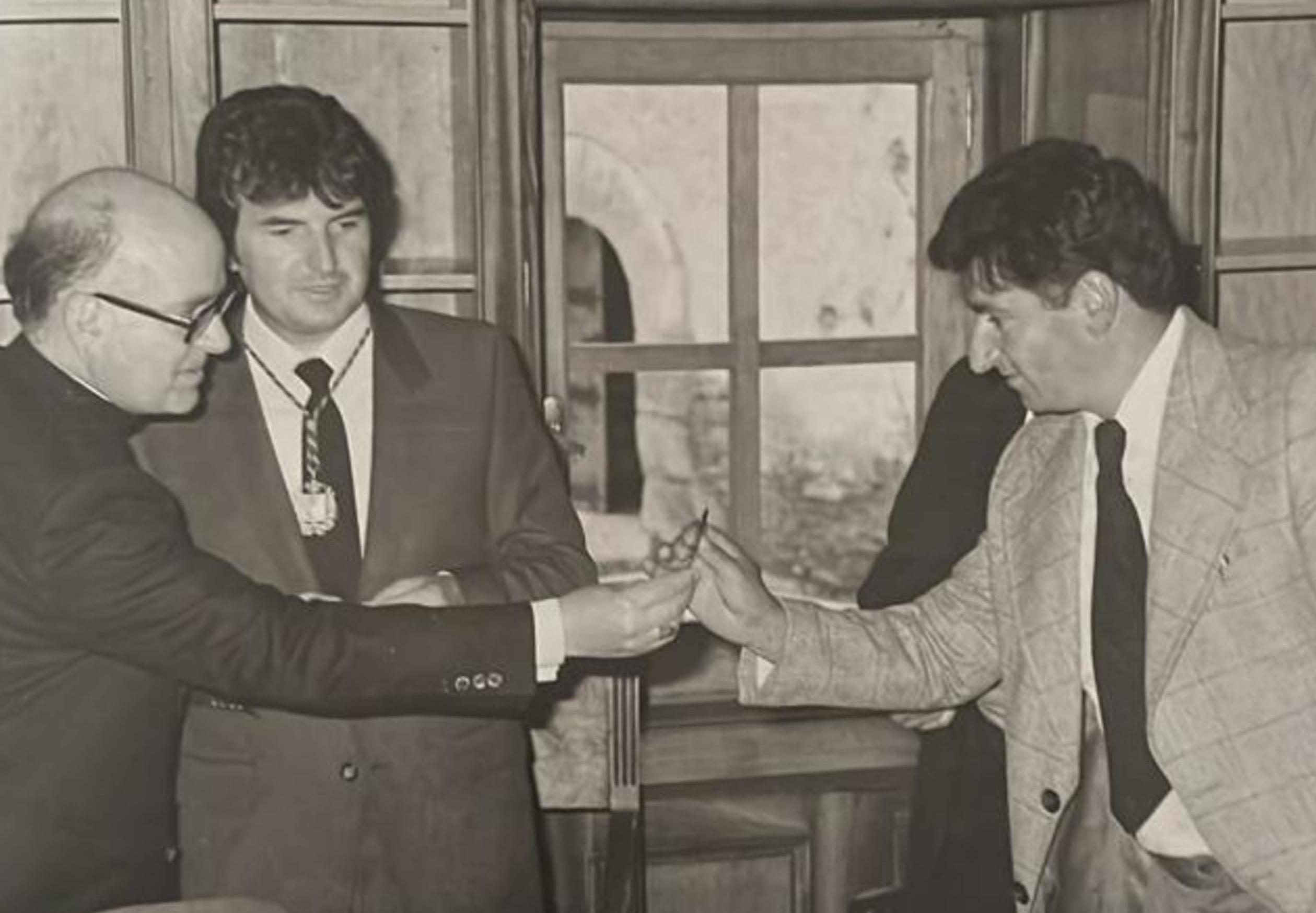 Josep Bons rep la clau de l'arxiu comunal de mans del llavors bisbe Copríncep Joan Martí-Alanis en presència del cònsol Albert Pujal.