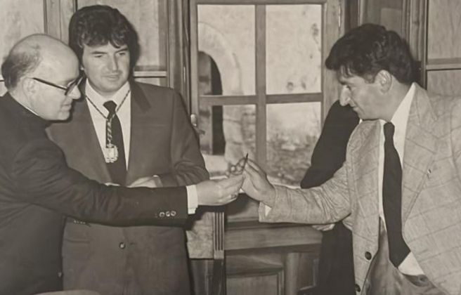 Josep Bons rep la clau de l'arxiu comunal de mans del llavors bisbe Copríncep Joan Martí-Alanis en presència del cònsol Albert Pujal.