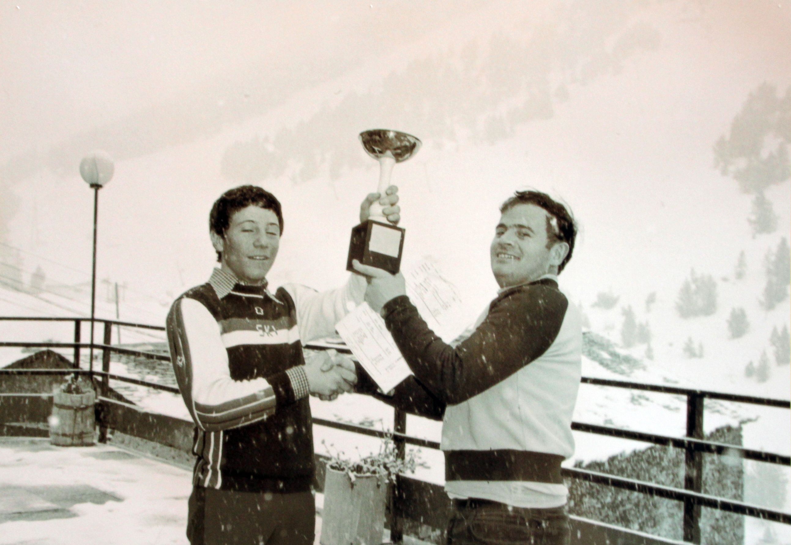 Mossèn Ramon lliurant un trofeu.