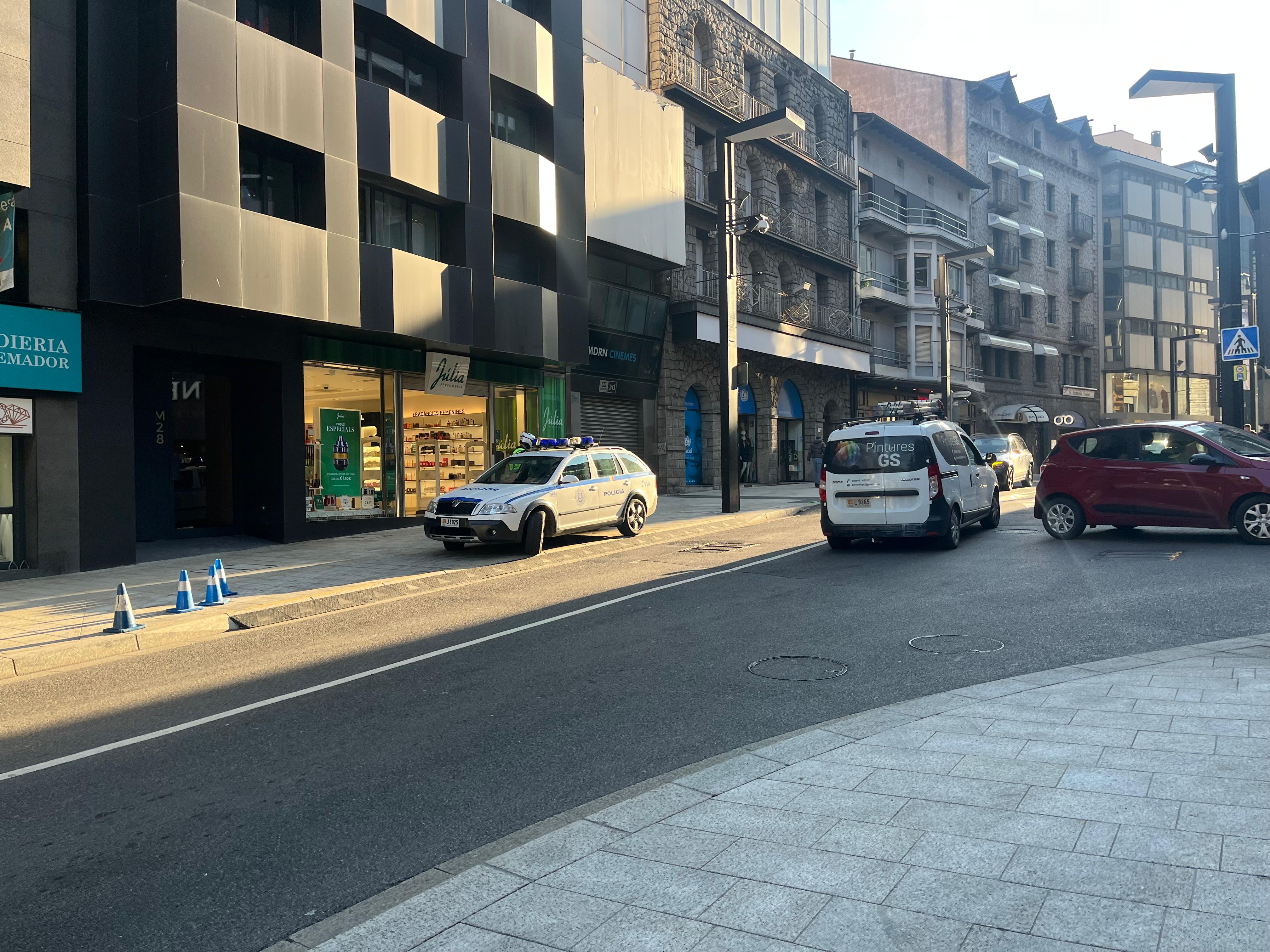 La zona on ha tingut lloc l'accident, amb algun vehicle de serveis d'emergència.