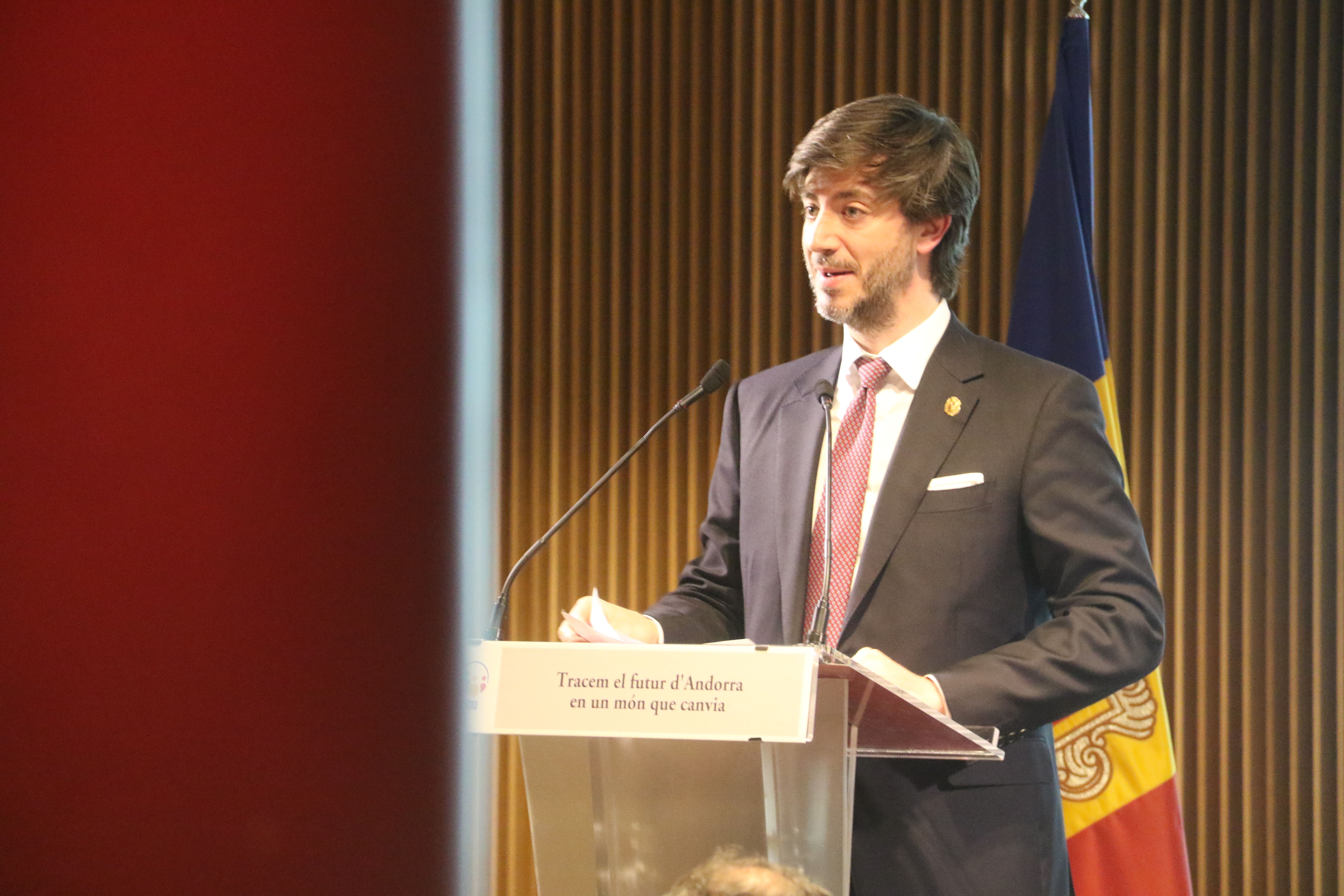 El síndic general durant la seva intervenció.