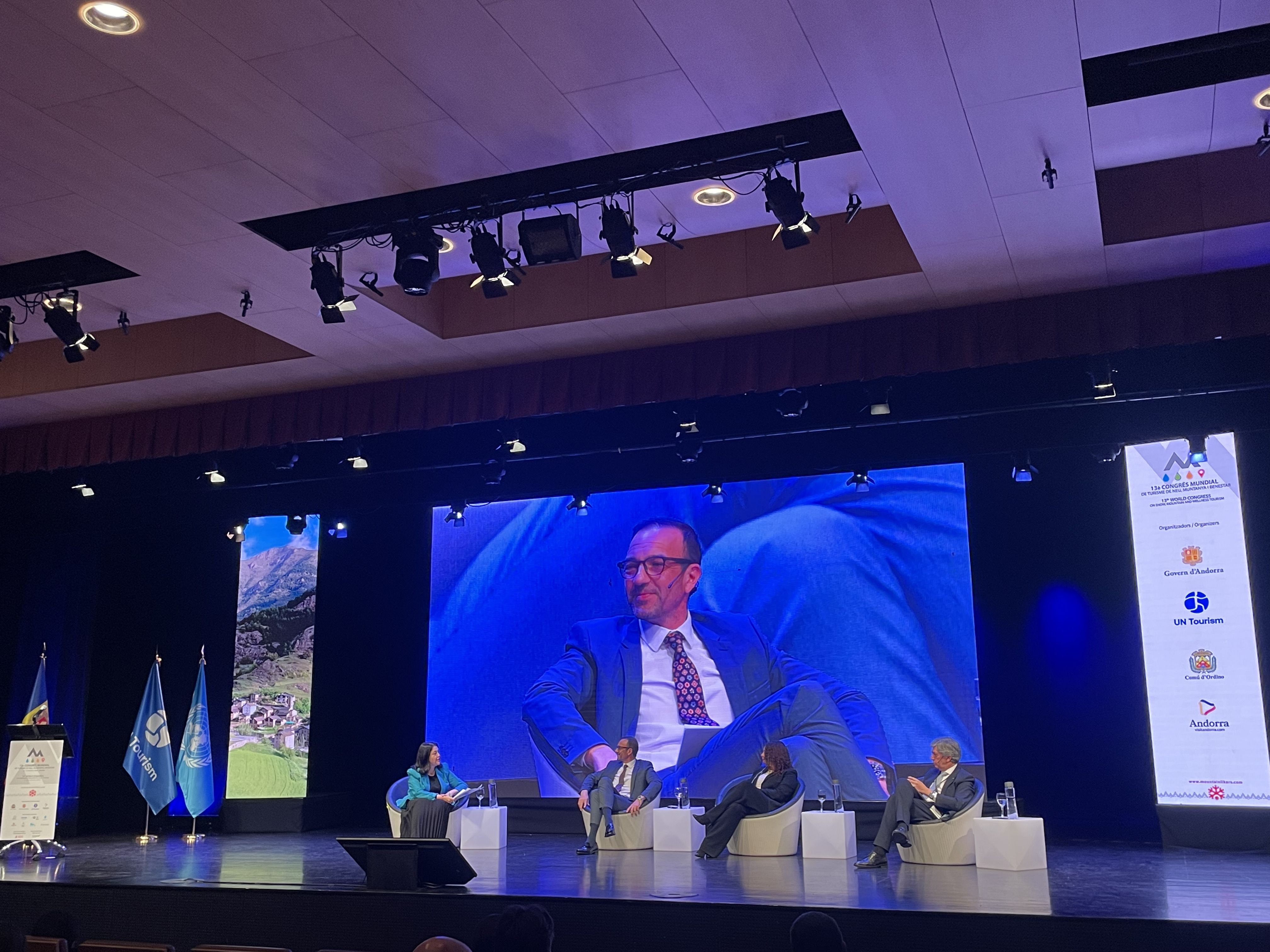 Jordi Torres, en una taula rodona amb Simonida Kordic, ministra de Turisme de Montenegro, Pedro Machado, secretari d'Estat de Turisme, Comerç i Serveis (Portugal) i Sandra Carvao, directora d'Intel·ligència de mercats, polítiques i competitivitat, UN Tourism. // A.G. Jordi Torres, en una taula rodona amb Simonida Kordic, ministra de Turisme de Montenegro, Pedro Machado, secretari d'Estat de Turisme, Comerç i Serveis (Portugal) i Sandra Carvao, directora d'Intel·ligència de mercats, polítiques i competitivitat, UN Tourism. // A.G.