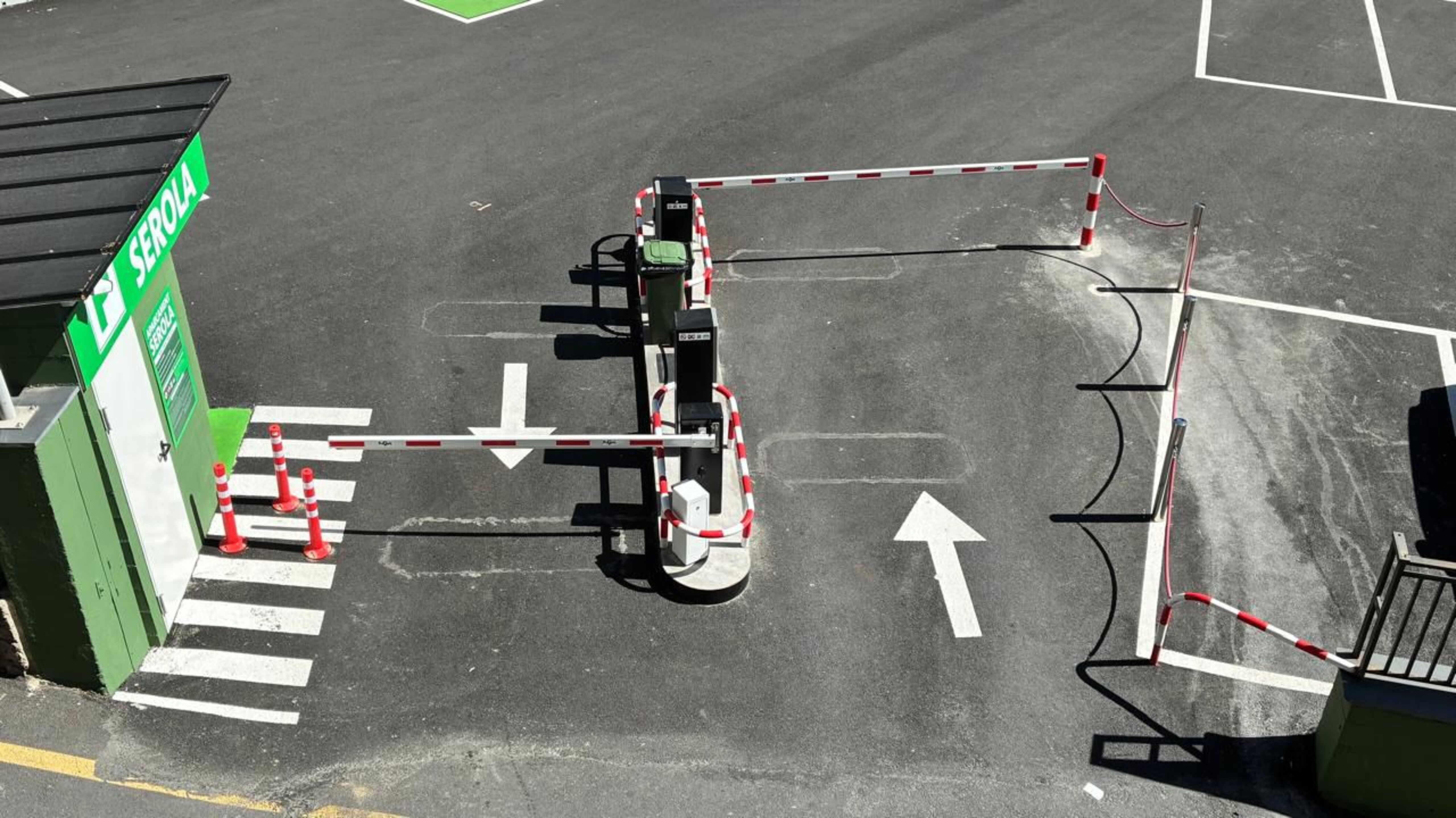 Els piquets que s'han posat a la zona d'accés per a vianants s'han collat a terra.