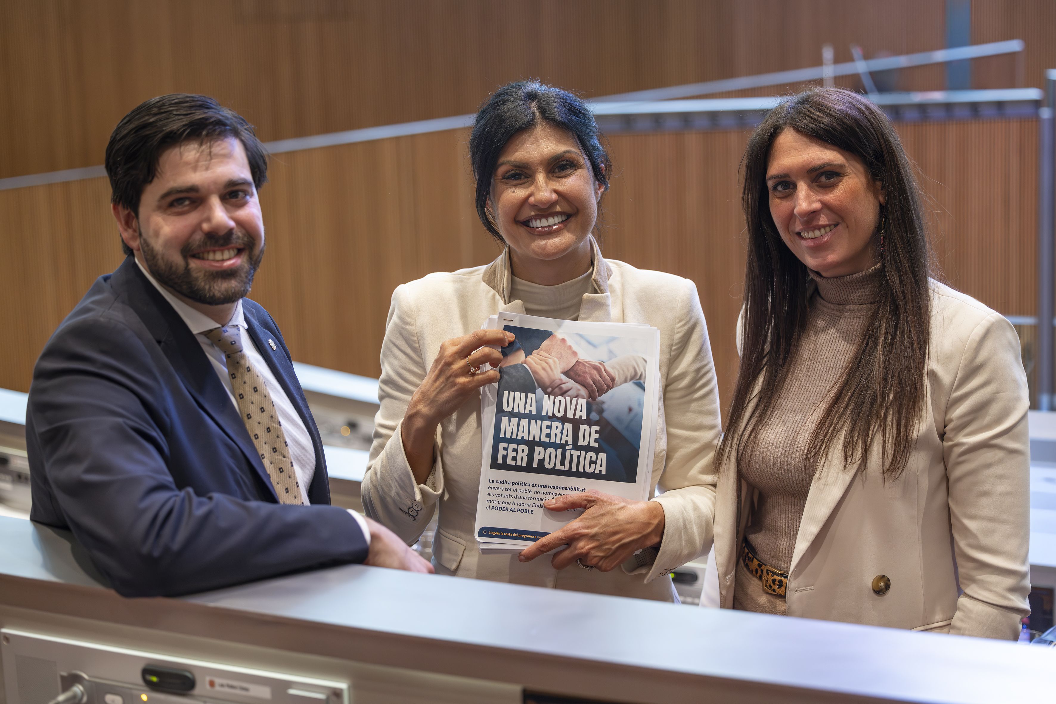 Els tres consellers generals d'Andorra Endavant mostrant el programa electoral.