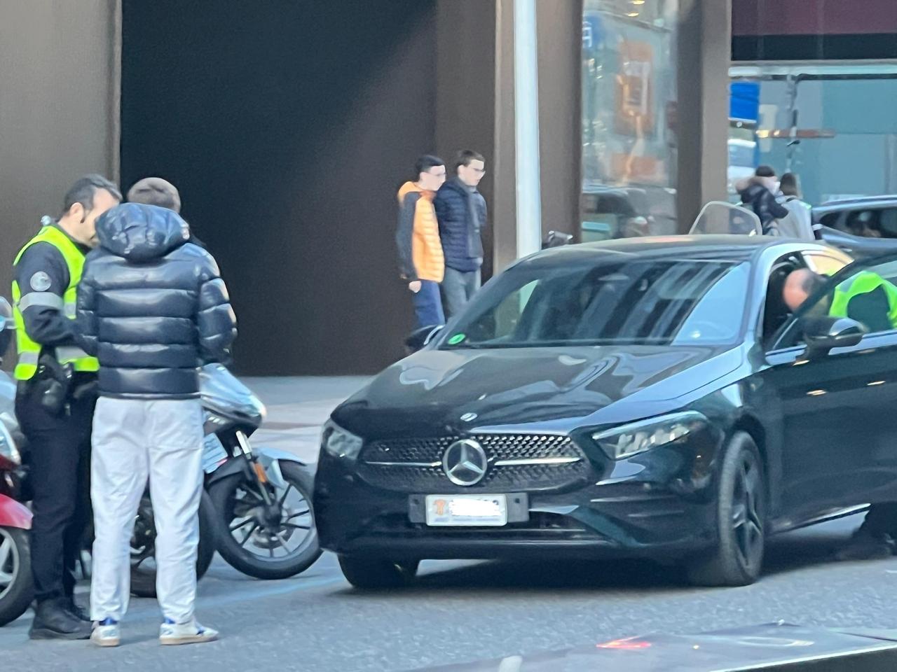 Un vehicle Mercedes amb matrícula andorrana hauria atropellat un vianant a l’avinguda Consell de la Terra. Un vehicle Mercedes amb matrícula andorrana hauria atropellat un vianant a l’avinguda Consell de la Terra.
