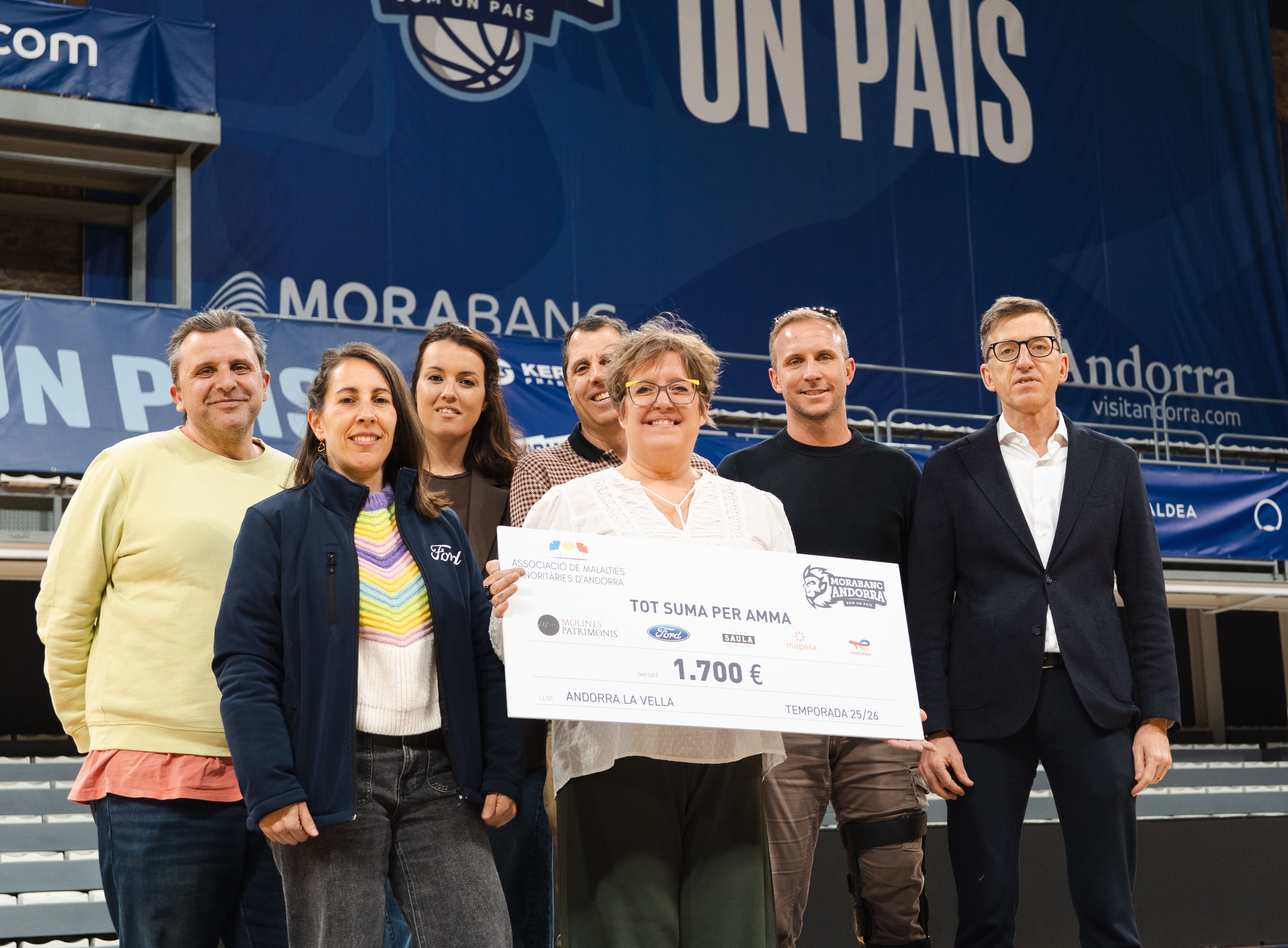 El BC MoraBanc Andorra entrega un xec de 1.700 euros a l’Associació de Malalties Minoritàries.