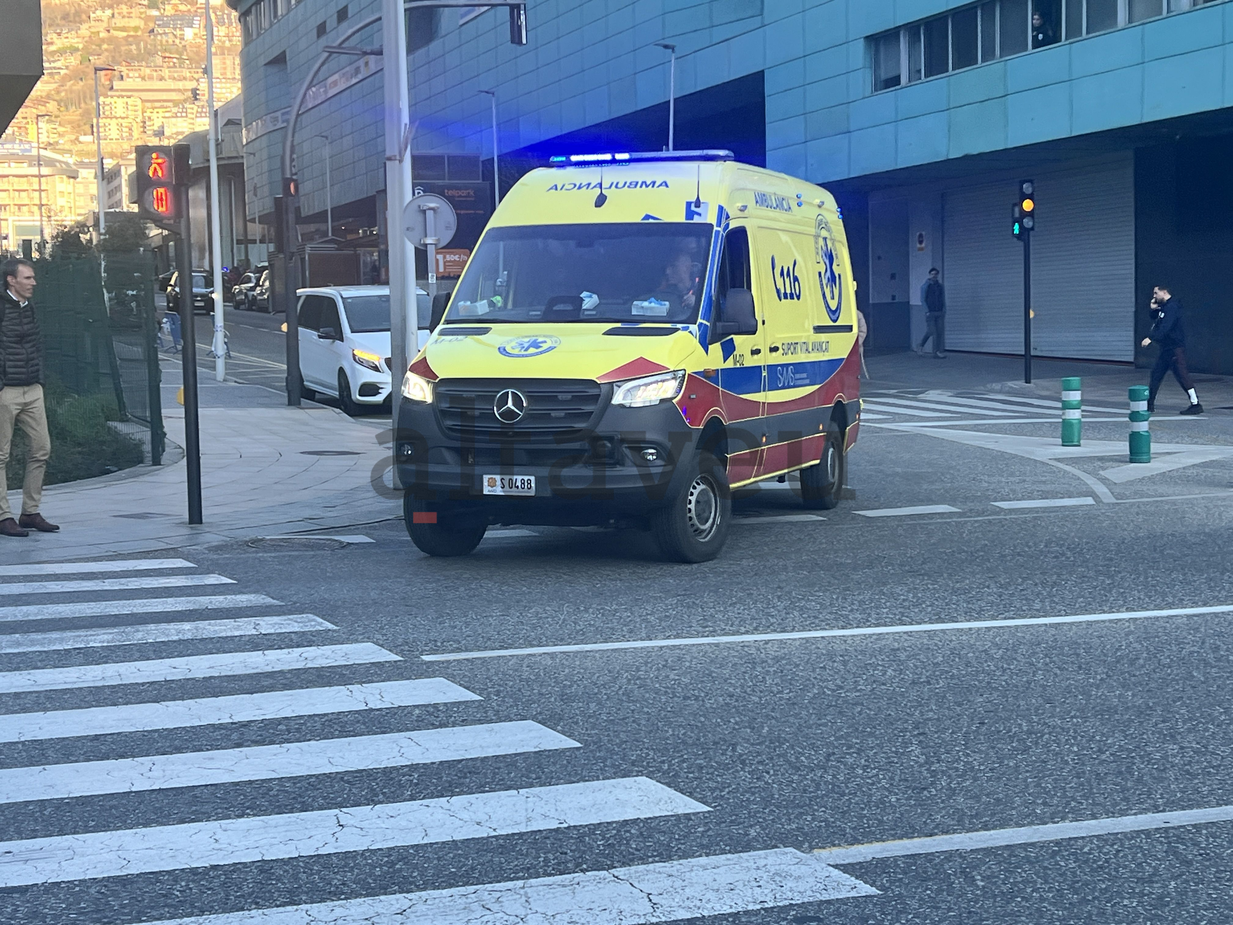 L'ambulància del SUM marxant del lloc després d'atendre i carregar el ferit. L'ambulància del SUM marxant del lloc després d'atendre i carregar el ferit.