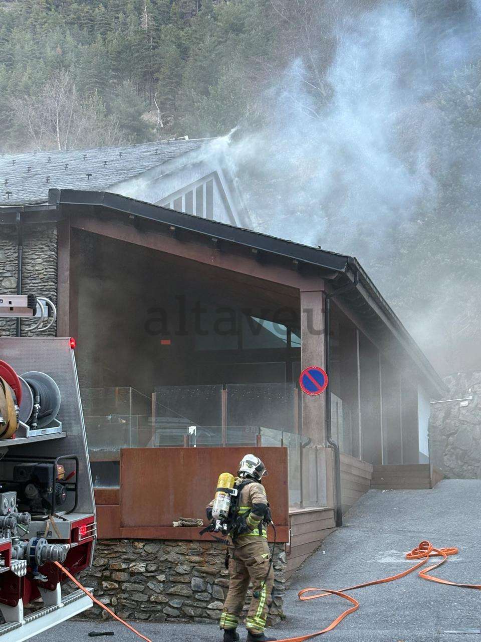 Un bomber endinsant-se cap al recinte fumejant.