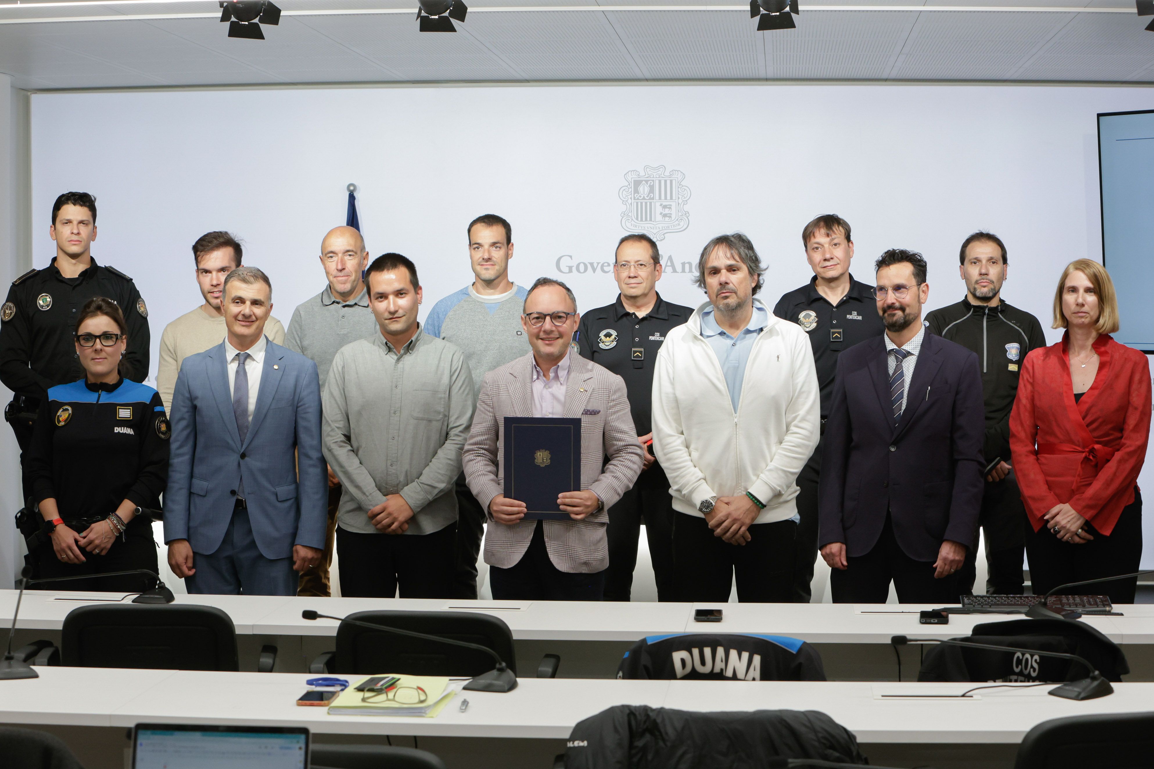 El cap de Govern, el ministre i el secretari d'Estat amb els representants sindicals el dia que es va escenificar l'acord.