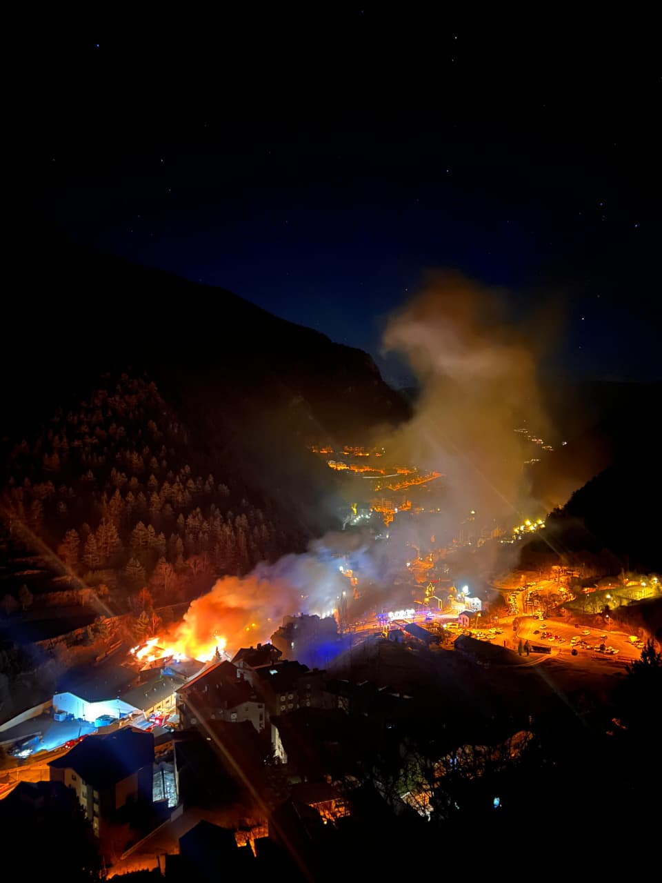Imatges de l'incendi a Arinsal. Imatges de l'incendi a Arinsal.