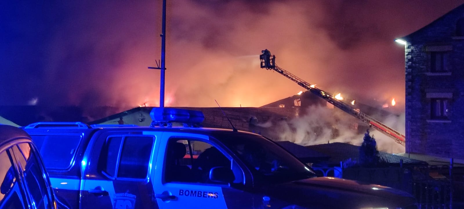 Imatges de l'incendi a Arinsal. Imatges de l'incendi a Arinsal.