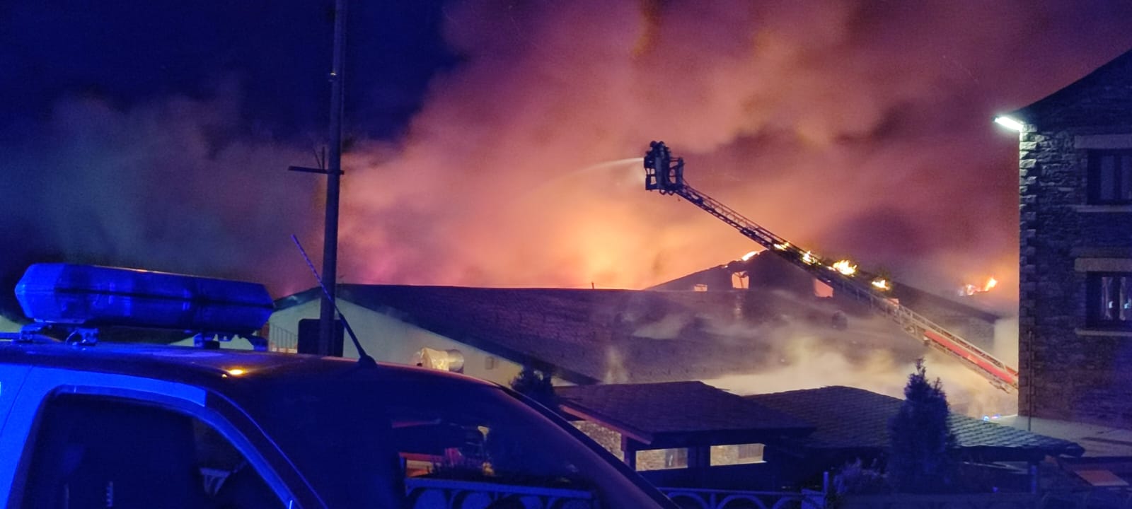 Imatges de l'incendi a Arinsal. Imatges de l'incendi a Arinsal.