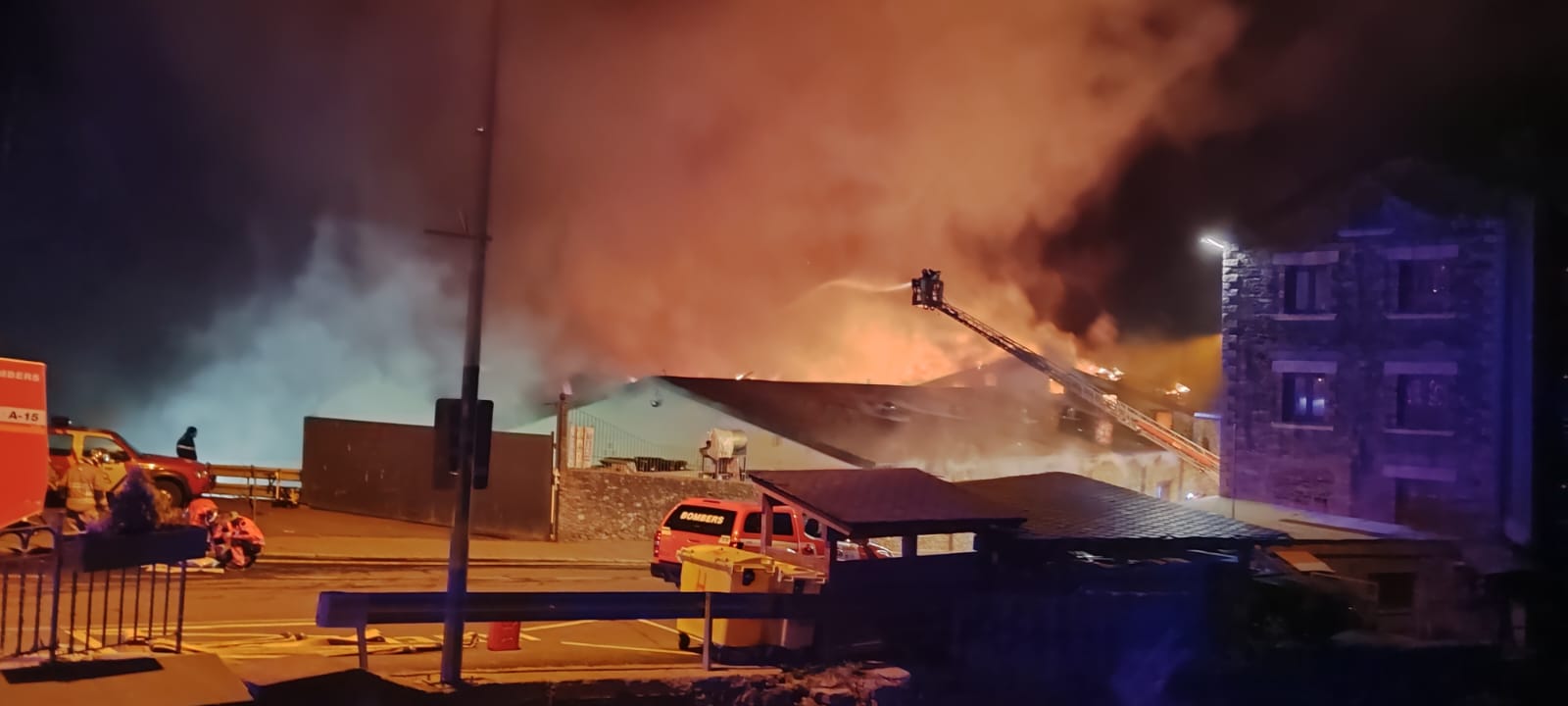Imatges de l'incendi a Arinsal. Imatges de l'incendi a Arinsal.