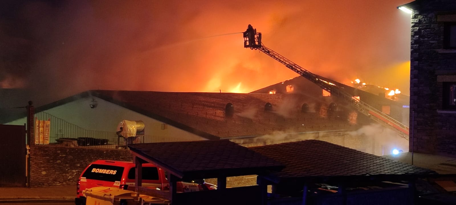 Imatges de l'incendi a Arinsal. Imatges de l'incendi a Arinsal.