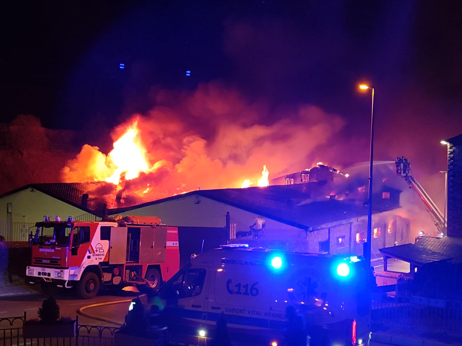 Imatges de l'incendi a Arinsal. Imatges de l'incendi a Arinsal.