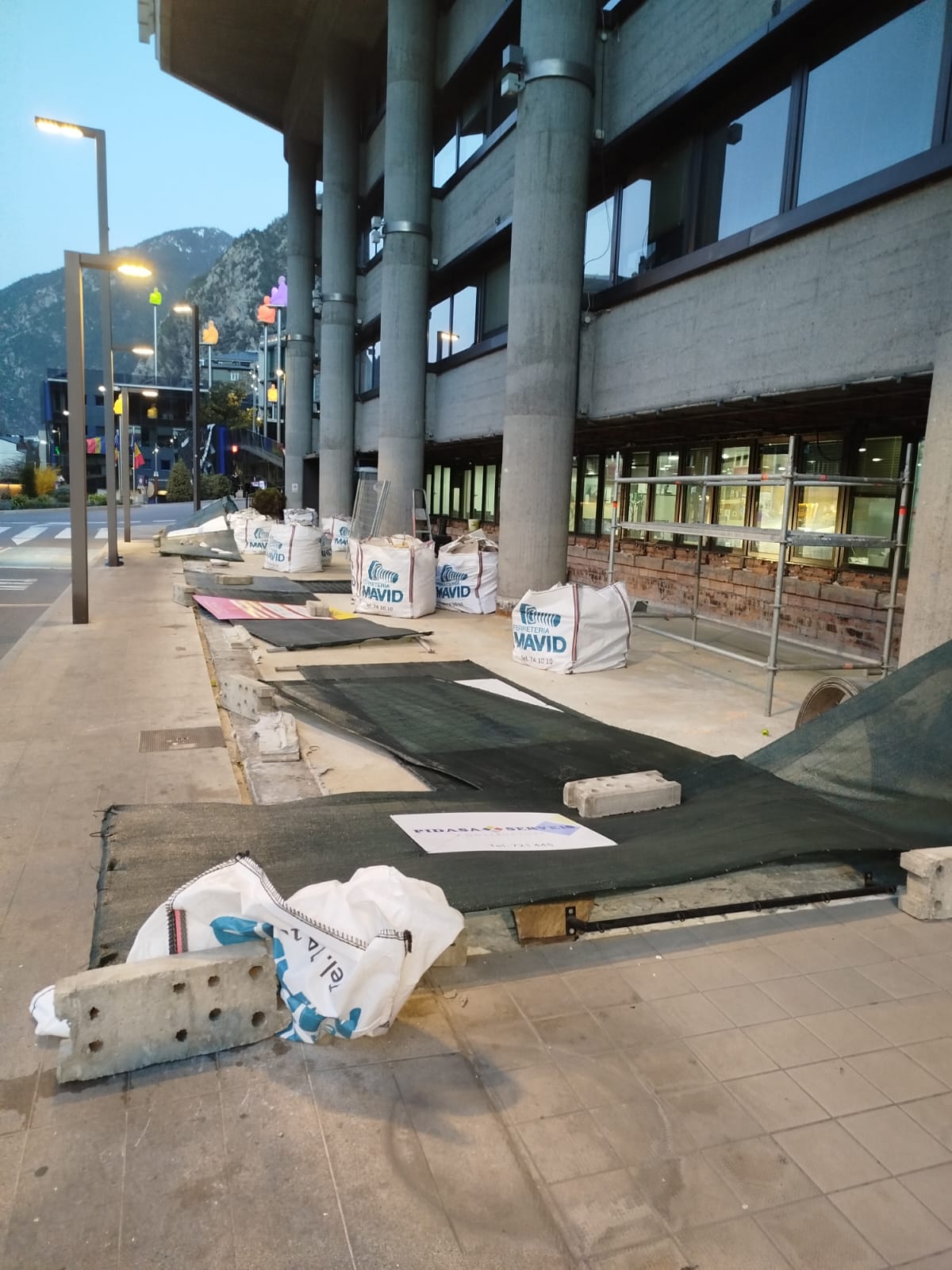 Les proteccions de les obres a l'edifici administratiu de Govern, per terra.