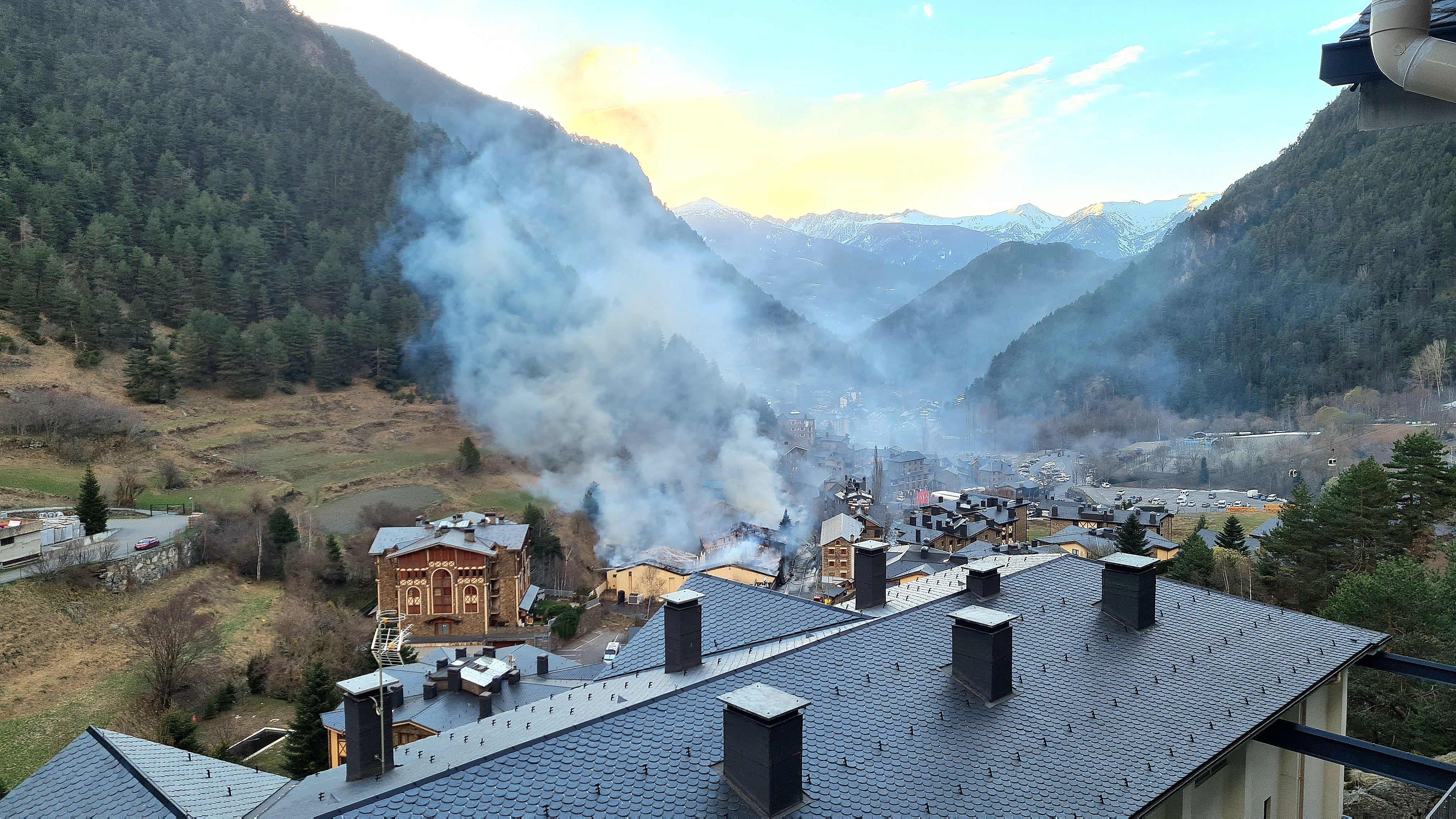 Vista del poble d'Arinsal a la llum del dia Vista del poble d'Arinsal a la llum del dia