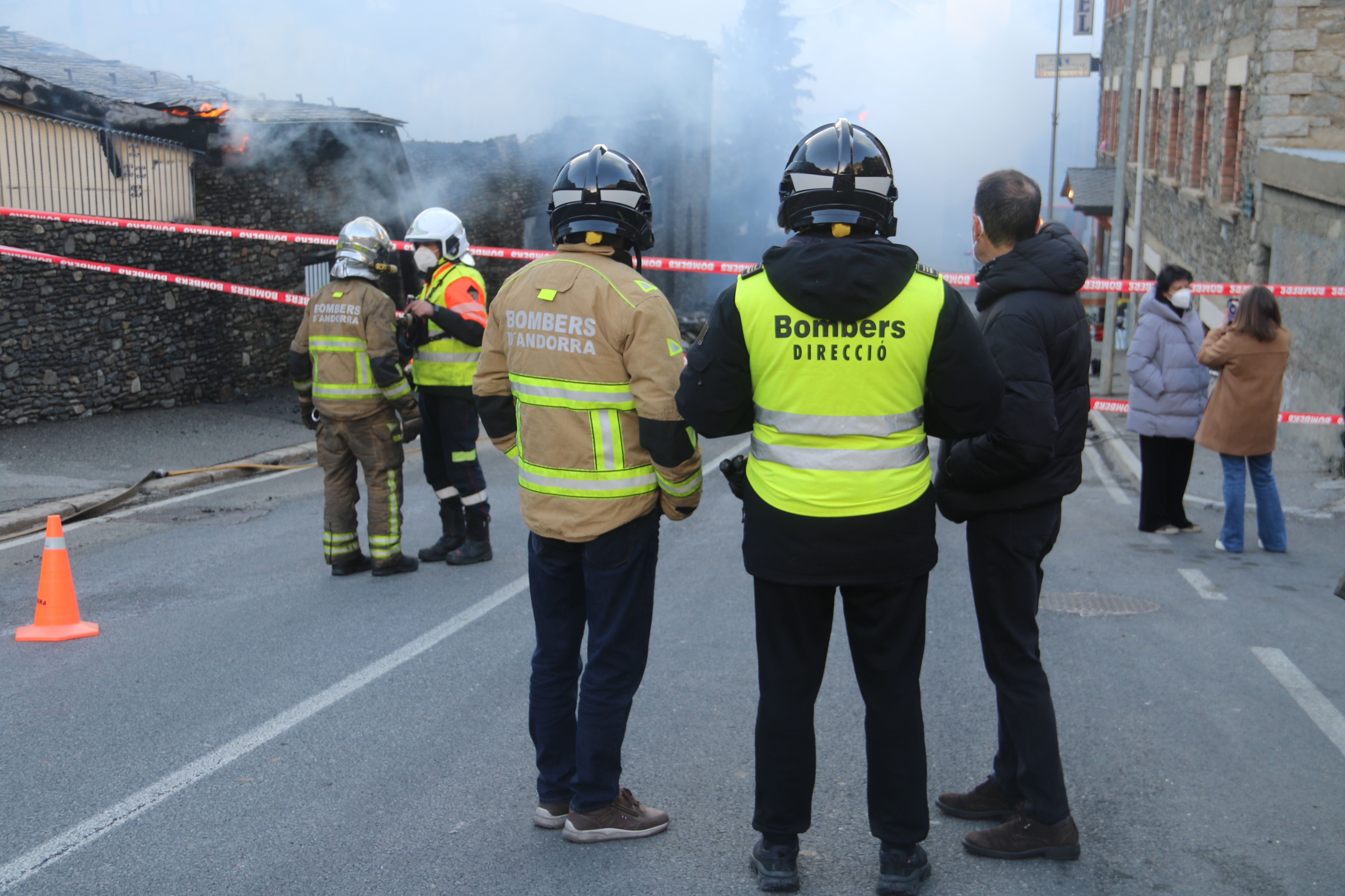 El director de bombers i de la policia observant la situació. El director de bombers i de la policia observant la situació.