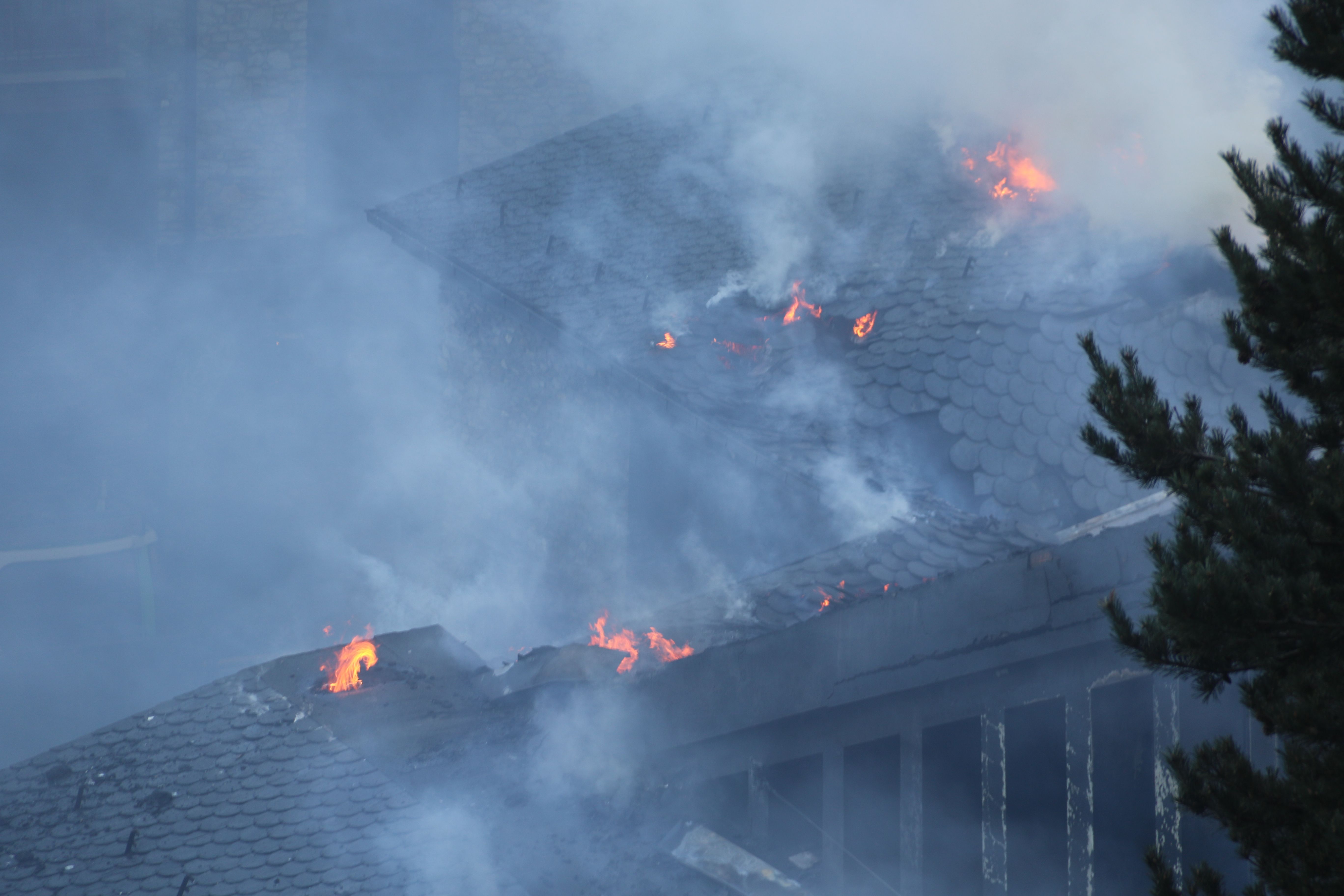 Intentant apagar el foc. Intentant apagar el foc.